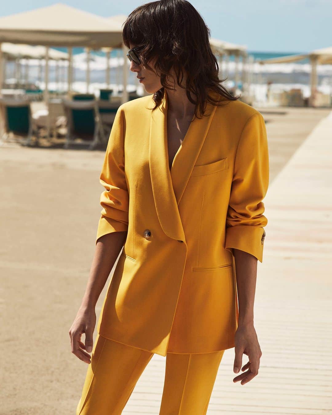 ボリオリのインスタグラム：「Sophistication. A simple and long-lasting style, capable of capturing emotion. Discover the bright stretch wool Milano jacket, a blend between comfort, elegance and a contemporary design with attention to details on www.bogliolimilano.com  - #bogliolimilano #italiansummer #madeinitaly #uniquecolors #jacket」