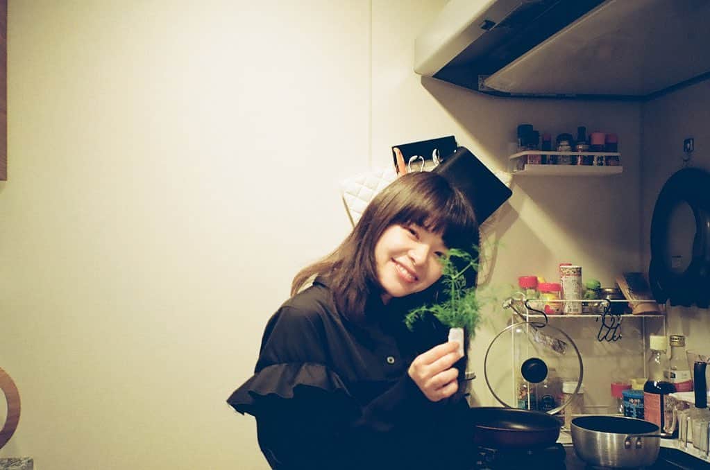 岸井ゆきののインスタグラム：「種からだいじに育てたハーブ、やっと家族と一緒に食べた！ ほんとうに立派に育っている🌿🌿 花咲く前にカットするのはさみしいけどのこった茎からぐんぐん伸びて、えらい👏雨にも太陽にも負けない！  姪っ子に会いに行くとだいたい家族全員集合しちゃってていっしょに遊んで歩いて歩いてタンポポ綿毛ふー！して公園で遊んで、おさるのジョージの面白さに気を取られながらも私は母親と料理して、家族全員いる… 父さんは姪っ子にじいじと呼ばれるたび、にまにまにまにましている。 わたしも毎日こうして暮らして良いか？？！！😭 ……帰る。見えなくなるまで見送ってくれる。  わたしの写す全てのたべもの（接写）は早く食べたくてブレるのでマニュアルにすれば良いのよねえ。ずっっと分かってる！」