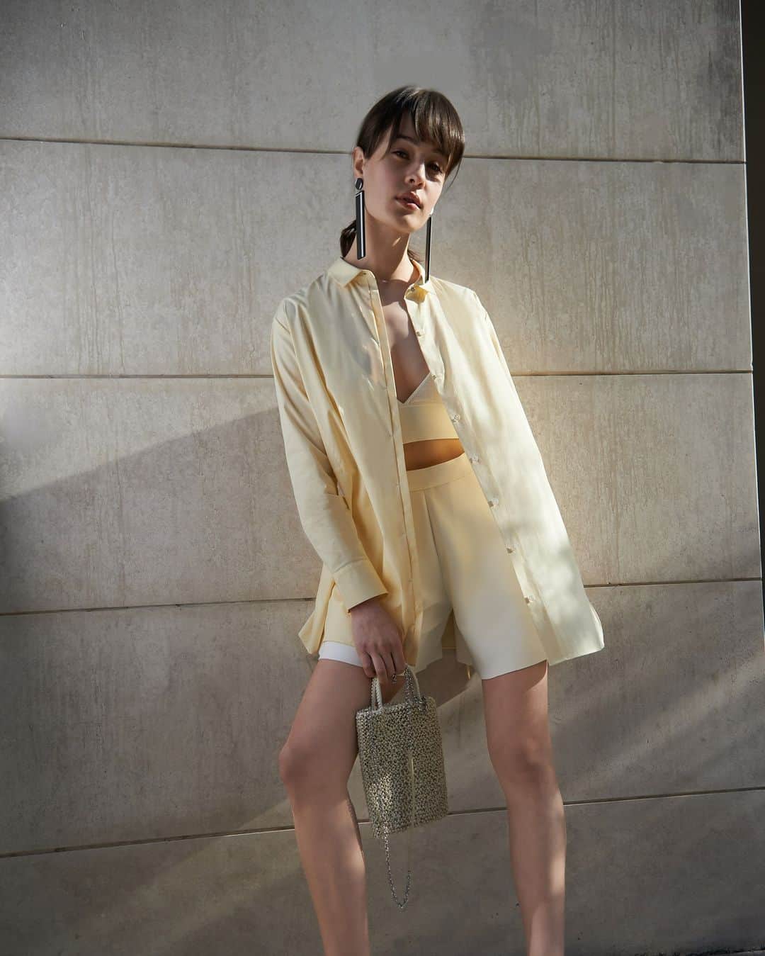 ANTEPRIMAさんのインスタグラム写真 - (ANTEPRIMAInstagram)「Classic Tailored.  An enduring shirt is always the best layering item in Spring. Made with non-iron Italian cotton poplin, #ANTEPRIMA #SS23 #DamascoCamicia shirt is coming with an adjustable waistline drawstring which can cater to different body shape. For a youthful vibe, complete your outfit with #SS23 #STANDARD #WIREBAG in Latte Opaco!  Shop the SS23 Collection now.  #ANTEPRIMA30 #SpringSummer2023 #SS23 #ANTEPRIMA #SpringOutfit #SpringStlye #WorkOutfit #HolidayOutfit #WIREBAG #MilanStyle #Milan #MilanFashion #Miniature #MicroBag #MiniBag #CraftBag #CrochetBag #Handcraft #KnitBag #WorkBag #ItalianDesign #Craftmanship #アンテプリマ」4月26日 20時32分 - anteprimaofficial