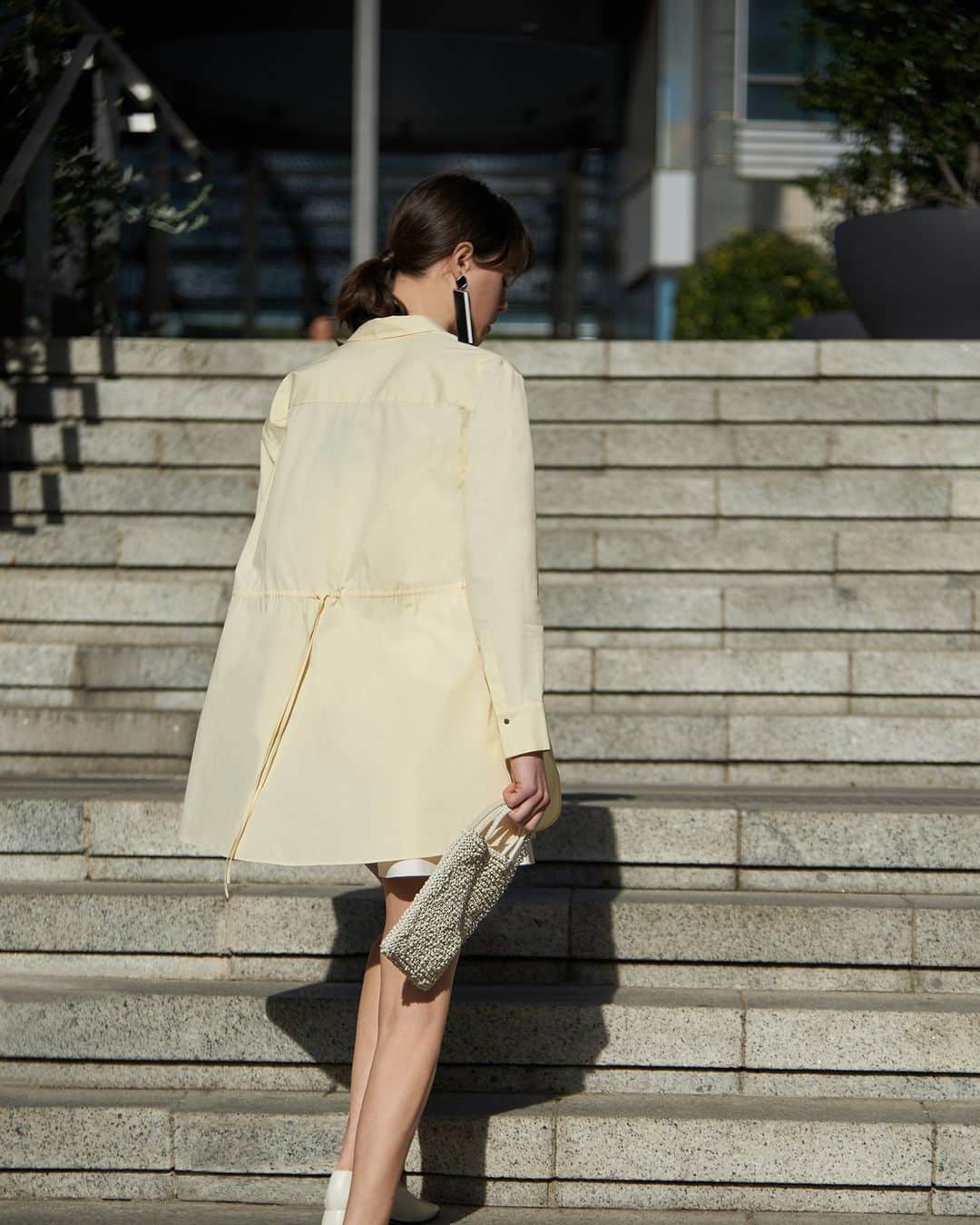 ANTEPRIMAさんのインスタグラム写真 - (ANTEPRIMAInstagram)「Classic Tailored.  An enduring shirt is always the best layering item in Spring. Made with non-iron Italian cotton poplin, #ANTEPRIMA #SS23 #DamascoCamicia shirt is coming with an adjustable waistline drawstring which can cater to different body shape. For a youthful vibe, complete your outfit with #SS23 #STANDARD #WIREBAG in Latte Opaco!  Shop the SS23 Collection now.  #ANTEPRIMA30 #SpringSummer2023 #SS23 #ANTEPRIMA #SpringOutfit #SpringStlye #WorkOutfit #HolidayOutfit #WIREBAG #MilanStyle #Milan #MilanFashion #Miniature #MicroBag #MiniBag #CraftBag #CrochetBag #Handcraft #KnitBag #WorkBag #ItalianDesign #Craftmanship #アンテプリマ」4月26日 20時32分 - anteprimaofficial