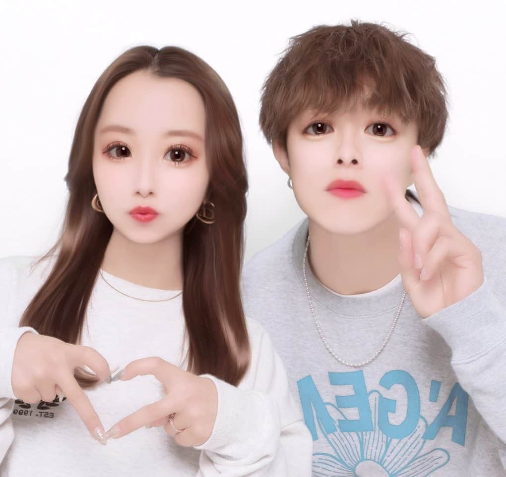 なーちゃんのインスタグラム：「イベント&お渡し会来てくれた子本当にありがとう😊 初めてアパレルを自分で1から作ってみたけど、みんなが喜んでくれる顔を直接見ることができて幸せでした🥹 今回来れなかった子もオンラインで頼んだよ！ってDMくれてありがとう！！ 届いたらメンションとかDMで送ってね絶対見るからね👀❤︎  まだ販売もしてるので是非なーちゃん初アパレルたくさんの人に手に入れて欲しいです🥹  #かけまる #なーちゃん #なーちゃん服 #アパレル #スウェット #イベント #プリクラ #プリント倶楽部」