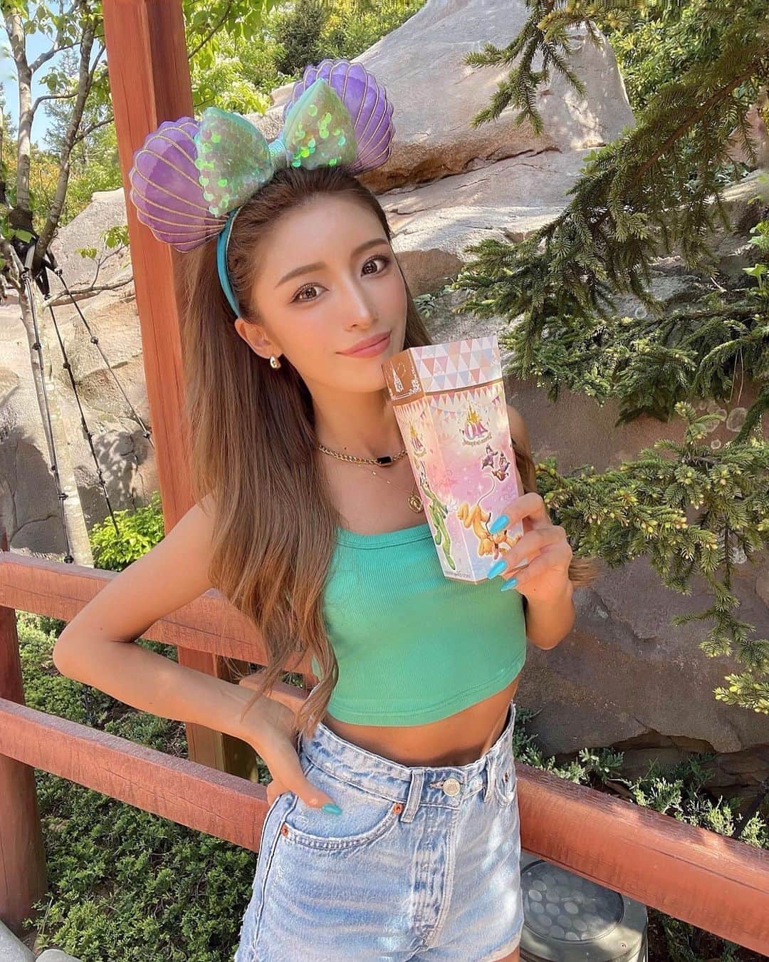 MIWAのインスタグラム：「ディズニー投稿終了🪽  ポップコーンは バターしょうゆ味がｽｷ ✌︎💘 ㅤㅤㅤㅤㅤㅤㅤㅤㅤㅤㅤㅤㅤ ㅤㅤㅤㅤㅤㅤㅤㅤㅤㅤㅤㅤ大好きなミニーちゃん 会えて嬉しかった🐭❤️‍🔥 ㅤㅤㅤㅤㅤㅤㅤㅤㅤㅤㅤㅤ ㅤㅤㅤㅤㅤㅤㅤㅤㅤㅤㅤㅤㅤ  #Disneyland #ディズニーランド  #ディズニーコーデ #ディズニーカチューシャ」