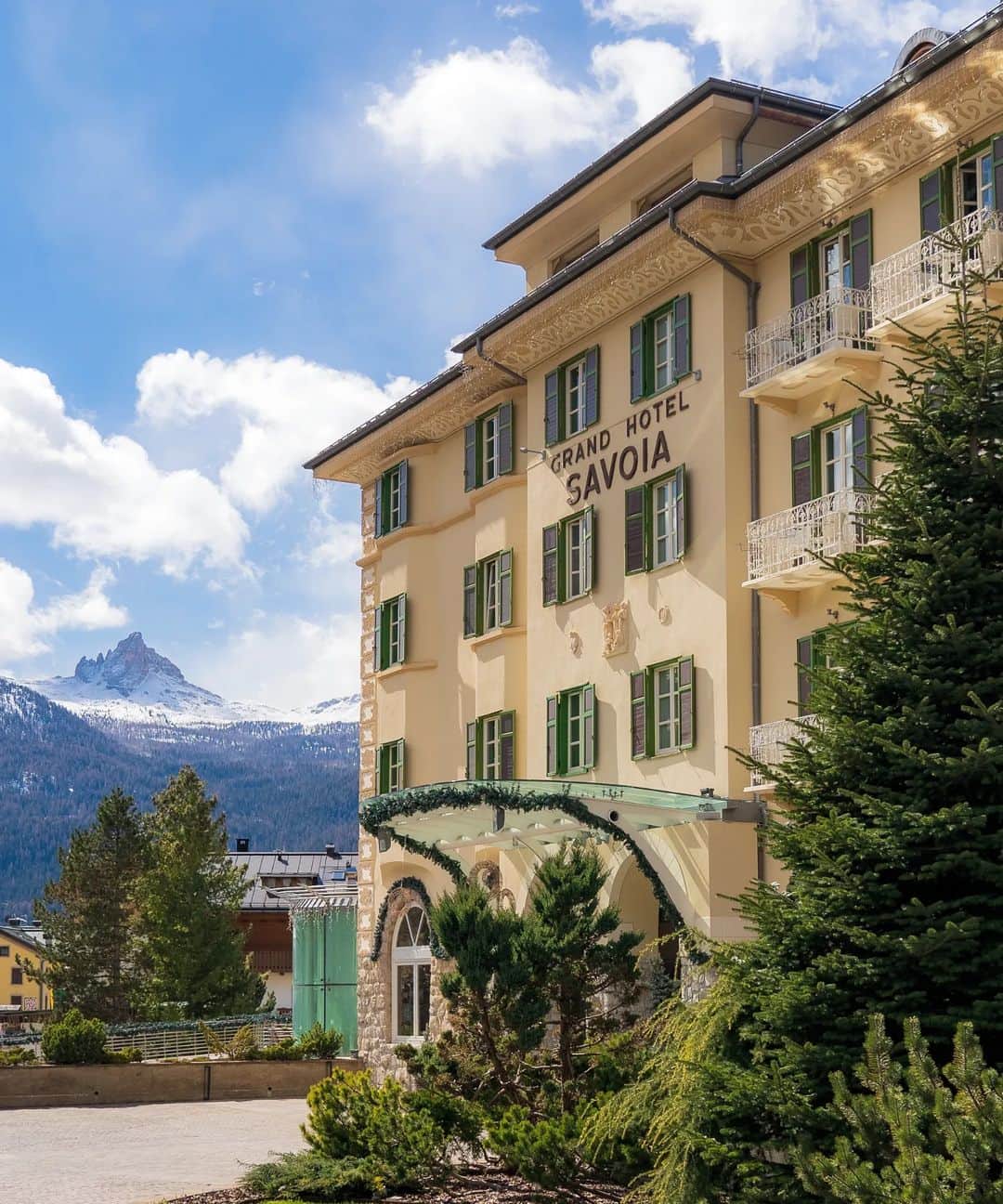 Rich McCorさんのインスタグラム写真 - (Rich McCorInstagram)「ad| Cortina d'Ampezzo is famous for it's fashionable and lavish town centre, where I was lucky enough to spend some time with @radissoncollection at the @grandhotelsavoiacortina. However it's also one of the most beautiful places I've ever skied. The town is surrounded by the imposing Dolomites, and this rock formation here - Cinque Torri - is visible from the centre of Cortina but it's well worth the journey up to see it up-close. It's also worth travelling a little further to the Lagazuoi Cable Car to either ski down from or check out the views (and cappuccino) at Rifugio Lagazuoi  #RadissonCollection #ForTheLoveOfCortina」4月26日 20時34分 - paperboyo
