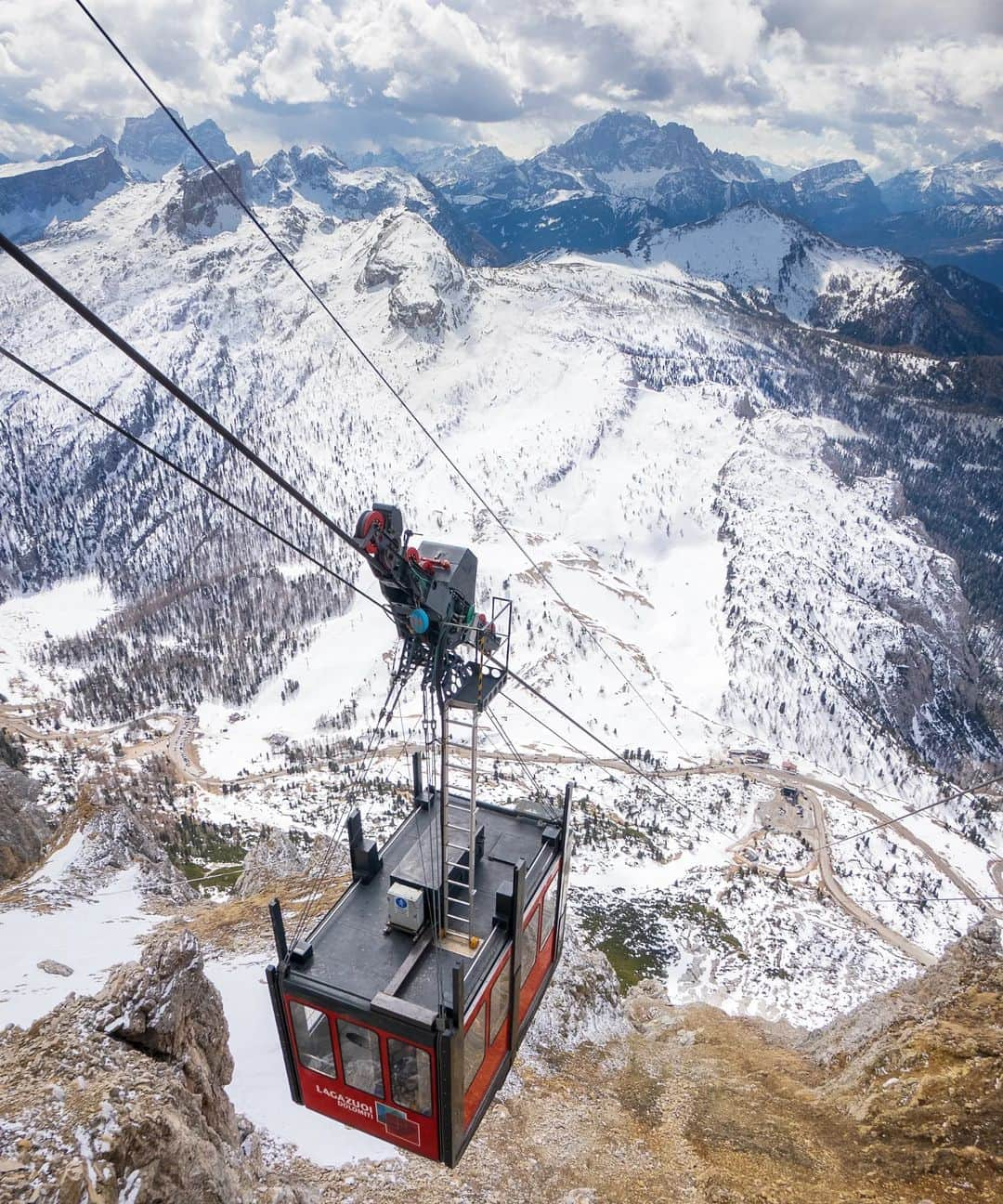 Rich McCorさんのインスタグラム写真 - (Rich McCorInstagram)「ad| Cortina d'Ampezzo is famous for it's fashionable and lavish town centre, where I was lucky enough to spend some time with @radissoncollection at the @grandhotelsavoiacortina. However it's also one of the most beautiful places I've ever skied. The town is surrounded by the imposing Dolomites, and this rock formation here - Cinque Torri - is visible from the centre of Cortina but it's well worth the journey up to see it up-close. It's also worth travelling a little further to the Lagazuoi Cable Car to either ski down from or check out the views (and cappuccino) at Rifugio Lagazuoi  #RadissonCollection #ForTheLoveOfCortina」4月26日 20時34分 - paperboyo