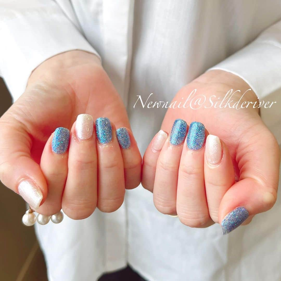 中島彩のインスタグラム：「Newnailは 今回も参戦に向けてブルー系💙  キラキラブルーとパールホワイトの組み合わせ✨  たくさんのラメを混ぜて絶妙なキラキラブルーをつくってくれた職人かおりちゃん😍🫶🏻 @_silk.kaori   テンション上がるカラー💙ありがとう✨  @silkderiver  #ブルーネイル  #ラメネイル  #スクエアネイル #メンカラネイル #メンバーカラーブルー  #シルクドリバー  #ネイルデザイン  #シンプルネイル」