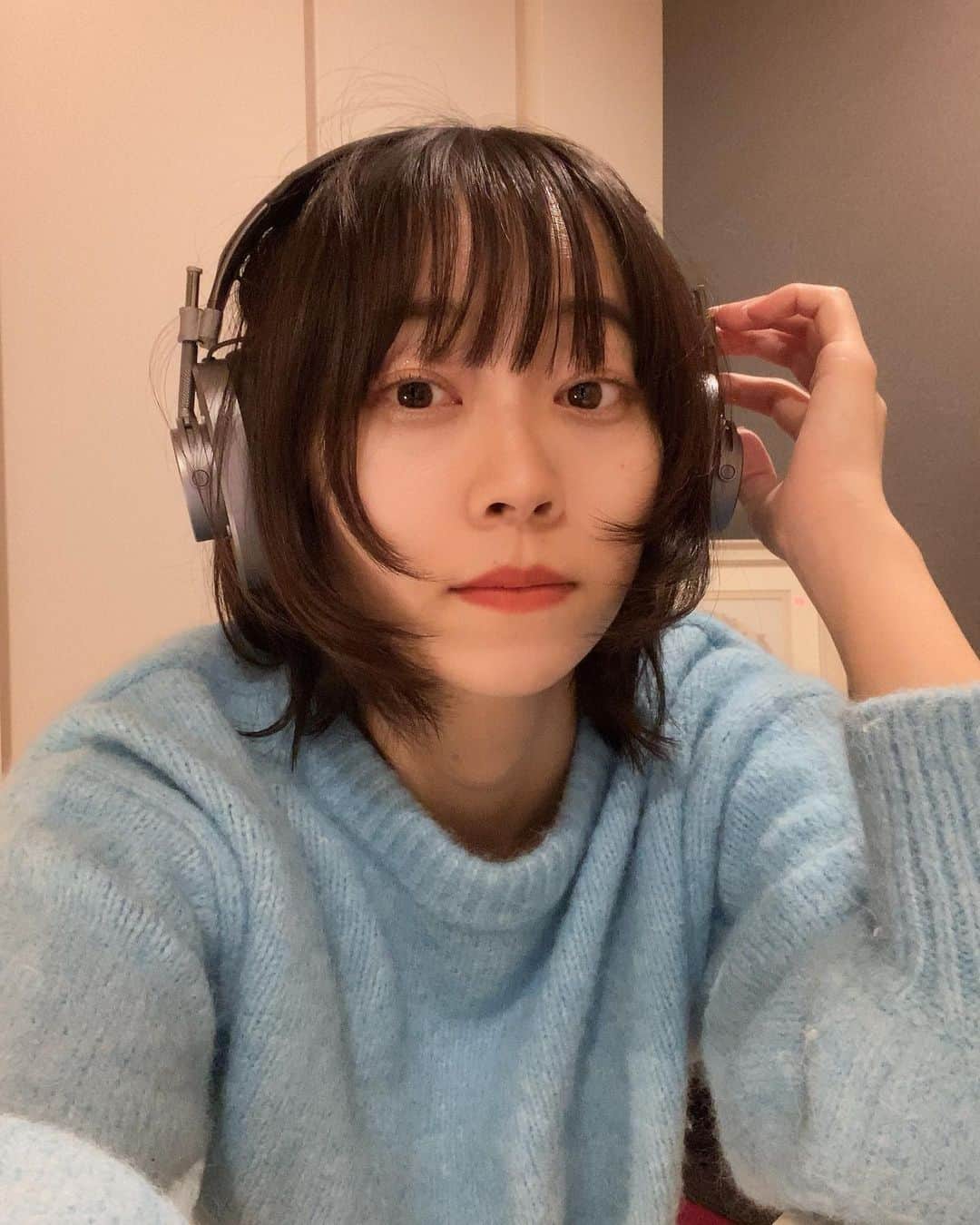 郡司りかのインスタグラム：「Spotifyを使い始めて8年❕ 音楽を聴けるならなんでもいいと思ってSpotifyにしたけど、初めて使用したときでも感覚的に使えたことから機械音痴の自分にも合うなぁ！と気に入ってそのまま8年😂  でも最近ではプレイリストなんかも聴いたりしてる😤 好きな曲と知らない曲(私が好きそうな曲)をMIXして自動的にプレイリストを作ってくれるので新しい曲との出会いが広がります！  ちなみに2年前にMCさせてもらったラジオのアーカイブもポッドキャストとして今も聴けます😂(ちょと恥ずかしい笑)  でもSpotifyって無料プランもあるらしいよ！！ しかも期間限定の無料じゃなくて、ずっと無料らしい。 しかもフル尺で聴けるよ！(知らんかった) 音楽を聴く習慣のない方も、通勤通学の際に使ってみてはどうでしょう？ 知らない音楽との出会いがあるかも☺️🌸  #Spotify #SpotifyPartner #pr」
