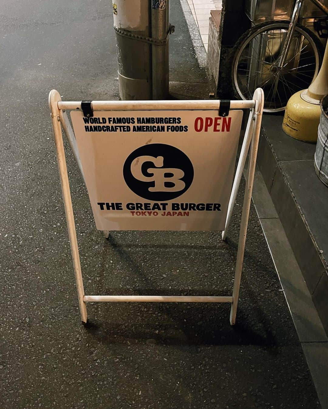 C A F E L O V E Rさんのインスタグラム写真 - (C A F E L O V E RInstagram)「THE GREAT BURGER // 明治神宮前 夜カフェにもおすすめ🌙💫  本格的な美味しいハンバーガーが大人気の アメリカンレストラン🇺🇸 ランチはいつも並んでいますが、夜は穴場🫰🏼❤️‍🔥  有名なハンバーガー以外も全てのメニューが こだわり抜かれていてどれを取っても大満足🥗🍟 夜ごはんの後や、原宿ショッピングの休憩にぜひ 立ち寄ってみてください❣️  ------------------------------------- ◼︎オーダー ニューヨークチーズケーキwithホイップクリーム¥600  一口食べて衝撃的に美味しくてそこからトリコになりました🥇 デザートの種類もたくさんありますが、 これが美味しすぎて他に冒険できないほど💕  ◼︎広さ 50席 テーブル席、ソファー席 46、カウンター席4  ◼︎ペット 可  ◼︎テイクアウト、ウーバーイーツ 可  ◼︎最寄駅 明治神宮前駅から徒歩５分、渋谷駅から徒歩10分 ------------------------------------- @the_great_burger  #THEGREATBURGER #ザグレートバーガー ㅤ ※営業状況やメニューなど詳細は、 各アカウントでご確認ください」4月26日 20時39分 - _cafelover_