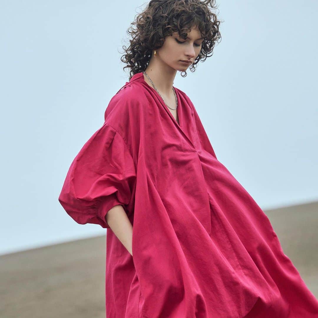 のインスタグラム：「Summer Collection "Monotone” ポートレート写真のような、ホワイト、ブラック、グレーの色調で女性の自然な美しさを表現。 ビビットなピンクを差し色に。  #1erarrondissement #プルミエアロンディスモン」