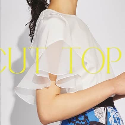 グレースコンチネンタルのインスタグラム：「PIC UP ITEM: FRARE SLEEVE CUT TOP ⁡  エアリーな透け感と涼し気な風合いから生まれるナチュラルな表情が、季節感のある着こなしを後押し。キャミソールワンピースやベストのインナーにと様々に着まわせるアイテム。  FRARE SLEEVE CUT TOP color.white/black size.36 ¥17,600 ⁡ ⁡ #diagram#ダイアグラム #フレアースリーブカットトップ #23ss」