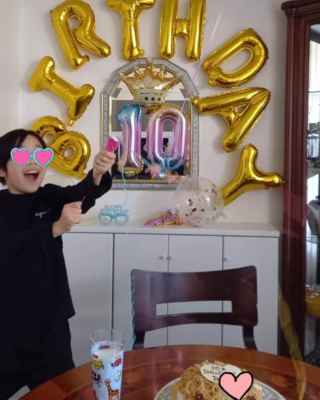 開高明日香さんのインスタグラム写真 - (開高明日香Instagram)「甥っ子くんのお誕生日パーティー🎉  超叔母バカ承知ですが。。。  ホントに心優しくて、明るくて誠実で可愛い甥っ子くん❤️  昼間見かけた車に轢かれていた亀🐢を思い出してかわいそうって、夜お布団に入って急に涙流したり😢💕 本当に優しい💕  生まれてきてくれてありがとう😇💓  ママのコトがとにかく大好き、ママ一筋で、わたし一生片思い確定だけど。。。😂  嫌がられても⁉️懲りずに一生愛してるー❤️  #誕生日 #叔母バカ #焼きそばみたいな⁉️ケーキは #モンブラン 🌰」4月26日 20時46分 - asukakaiko