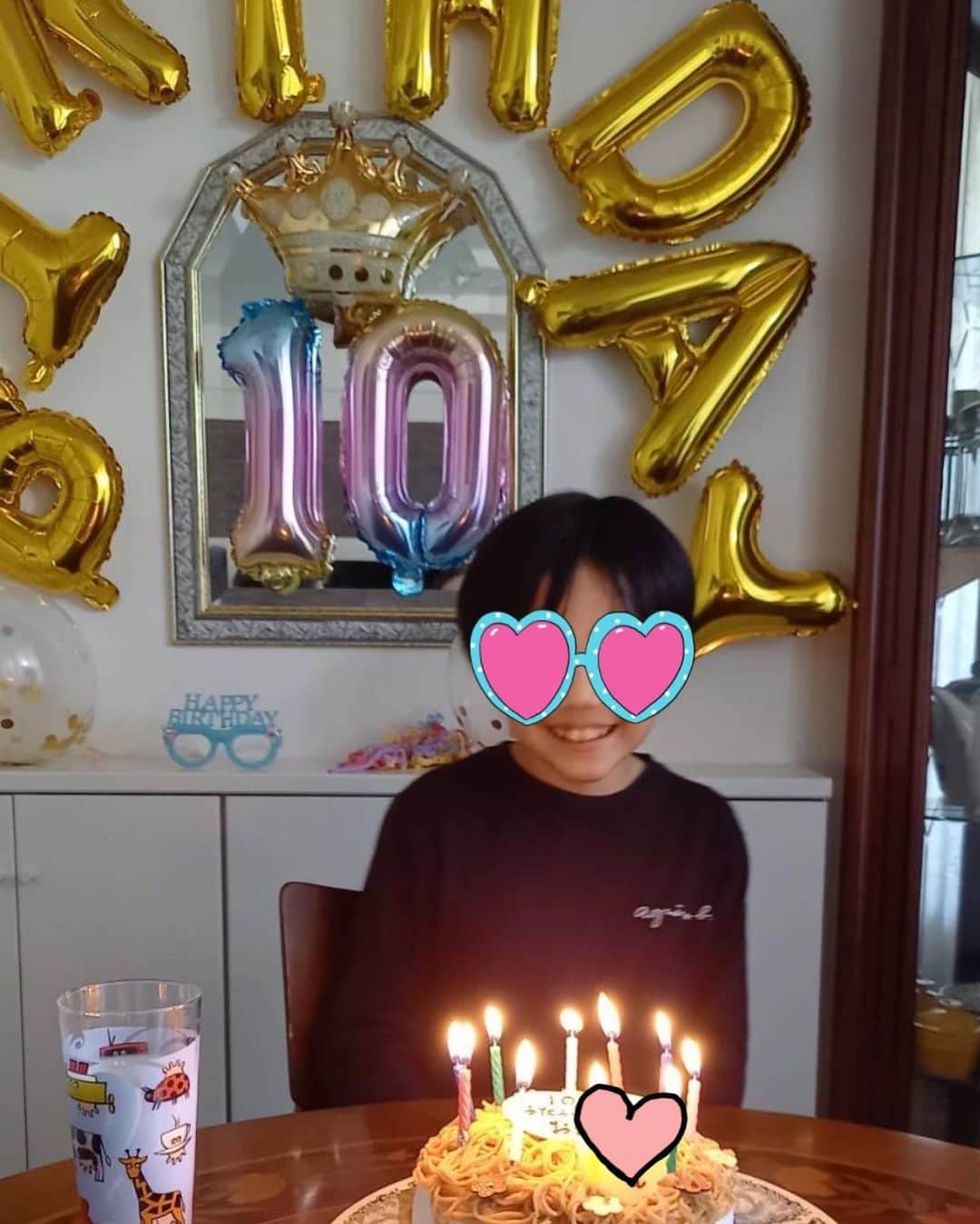 開高明日香さんのインスタグラム写真 - (開高明日香Instagram)「甥っ子くんのお誕生日パーティー🎉  超叔母バカ承知ですが。。。  ホントに心優しくて、明るくて誠実で可愛い甥っ子くん❤️  昼間見かけた車に轢かれていた亀🐢を思い出してかわいそうって、夜お布団に入って急に涙流したり😢💕 本当に優しい💕  生まれてきてくれてありがとう😇💓  ママのコトがとにかく大好き、ママ一筋で、わたし一生片思い確定だけど。。。😂  嫌がられても⁉️懲りずに一生愛してるー❤️  #誕生日 #叔母バカ #焼きそばみたいな⁉️ケーキは #モンブラン 🌰」4月26日 20時46分 - asukakaiko