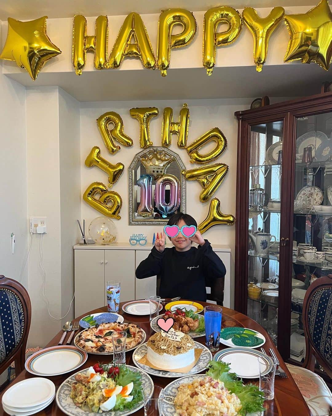 開高明日香のインスタグラム：「甥っ子くんのお誕生日パーティー🎉  超叔母バカ承知ですが。。。  ホントに心優しくて、明るくて誠実で可愛い甥っ子くん❤️  昼間見かけた車に轢かれていた亀🐢を思い出してかわいそうって、夜お布団に入って急に涙流したり😢💕 本当に優しい💕  生まれてきてくれてありがとう😇💓  ママのコトがとにかく大好き、ママ一筋で、わたし一生片思い確定だけど。。。😂  嫌がられても⁉️懲りずに一生愛してるー❤️  #誕生日 #叔母バカ #焼きそばみたいな⁉️ケーキは #モンブラン 🌰」