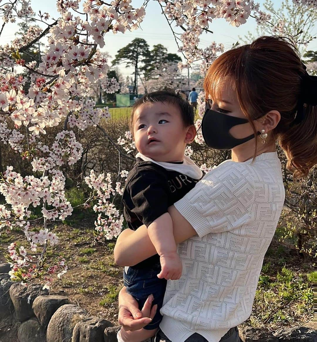 岩城まりこさんのインスタグラム写真 - (岩城まりこInstagram)「去年のお花見と、今年のお花見📸🌸 ⁡ 息子と一緒に二度目の桜。 ⁡ いつかこうやって抱っこもさせてくれなくなるし、一緒に桜も見に行ってくれなくなる。 ⁡ 育児と仕事大変だけど、両立が大変だって言えるのも今だけだ🥺 ⁡ ⁡ ⁡ ⁡ #赤ちゃんのいる生活 #新米ママ #ベビスタグラム #ig_baby #男の子ベビー #女の子ベビー #男の子ママ #女の子ママ #育児記録 #ママライフ #ママさん #働くママ #女社長 #女性社長 #キャリアウーマン #社長 #経営者 #マタニティーライフ #妊婦生活 #マタニティーコーデ #働く女性 #ママコーディネート #ママ友募集 #子育て中ママ #お花見コーデ #お花見弁当 #お花見スポット #お花見デート #桜好きな人と繋がりたい #桜スポット  ⁡ ⁡」4月26日 20時57分 - mariko_iwaki