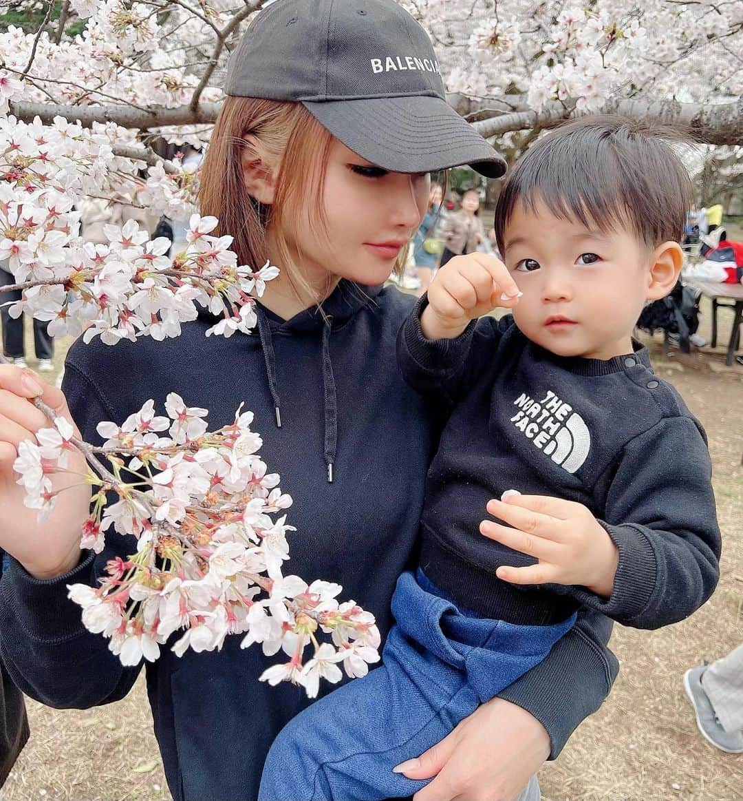 岩城まりこのインスタグラム：「去年のお花見と、今年のお花見📸🌸 ⁡ 息子と一緒に二度目の桜。 ⁡ いつかこうやって抱っこもさせてくれなくなるし、一緒に桜も見に行ってくれなくなる。 ⁡ 育児と仕事大変だけど、両立が大変だって言えるのも今だけだ🥺 ⁡ ⁡ ⁡ ⁡ #赤ちゃんのいる生活 #新米ママ #ベビスタグラム #ig_baby #男の子ベビー #女の子ベビー #男の子ママ #女の子ママ #育児記録 #ママライフ #ママさん #働くママ #女社長 #女性社長 #キャリアウーマン #社長 #経営者 #マタニティーライフ #妊婦生活 #マタニティーコーデ #働く女性 #ママコーディネート #ママ友募集 #子育て中ママ #お花見コーデ #お花見弁当 #お花見スポット #お花見デート #桜好きな人と繋がりたい #桜スポット  ⁡ ⁡」