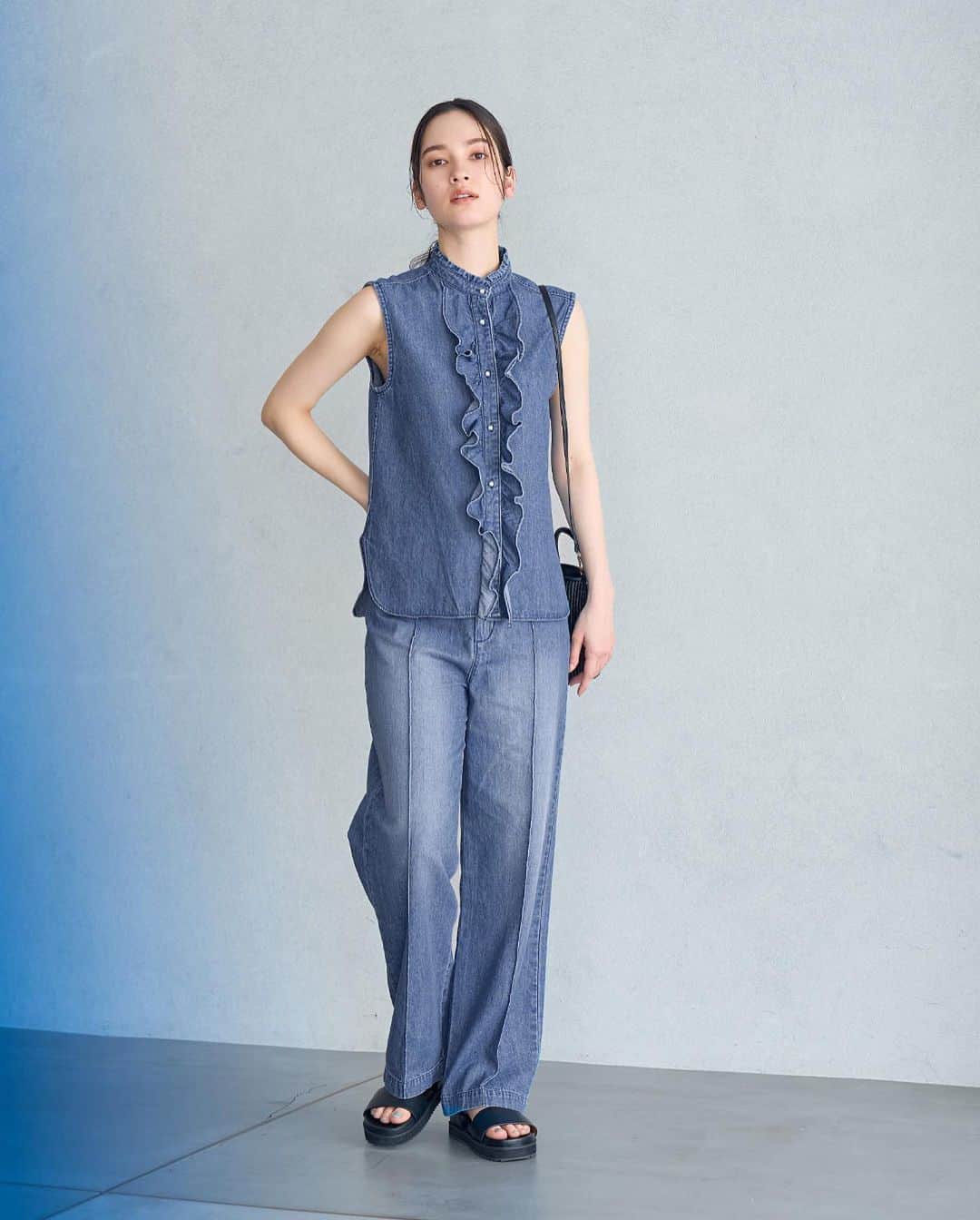 ロペのインスタグラム：「-URBAN BLUE GARDEN- ⁡ 爽やかで知的な印象をあわせ持つブルー。 気持ちが上向きになる季節だからこそ、旬度高く。 多彩なブルーをドラマティックに着こなして。 ⁡ J'aDoRe JUN ONLINEでご購入いただけます。 ⁡ ⁡ ⁡ #fashion #BLUE #ブルーコーデ #通勤コーデ #オフィスカジュアル #大人カジュアル #リラックスコーデ #夏コーデ #夏カラー #ロペ #ROPÉ #ropejp」