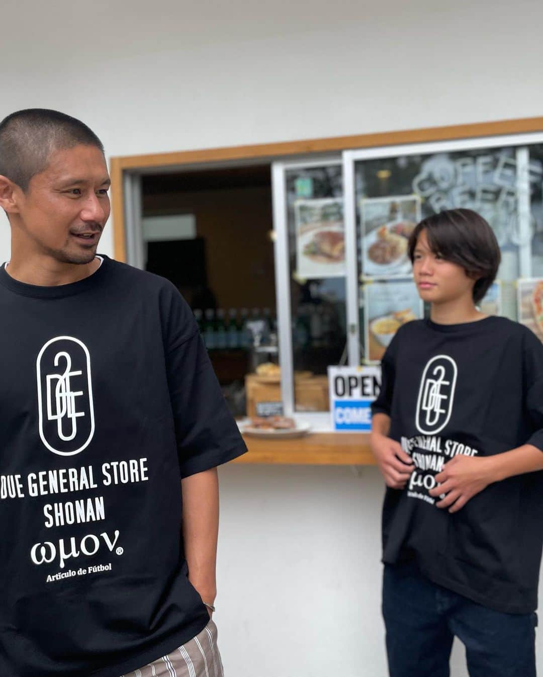坪井慶介さんのインスタグラム写真 - (坪井慶介Instagram)「@wmonfutbol_official ✖︎ @due2_shonan  コラボTシャツ‼️ カッコ良く出来上がってます👍 バックプリントに #オトコツボイ も 入れて頂きました🌚🙏  撮影場所は @tuckshop_germer  次男の行きつけです😂 注文して、散歩して、戻ってきて、ランチ！！  最後2枚の写真のナッツに意味はありません🤙  あっ、Tシャツの問い合わせは WMON OFFICIAL SHOP の方へ☝️  #wmonfutbol  #モン  #duegeneralstoreshonan  #ドゥーエ  #コラボtシャツ  #コラボイ  #ムスコツボイ も #オトコツボイ  #オヤコツボイ  #ペアルック 嫌がらない😂 #モンツボイ  #チュウモンボイ  #サンポツボイ  #モドリボイ  #ランチボイ  #ナッツボイ」4月26日 20時51分 - keisuke_tsuboi0916
