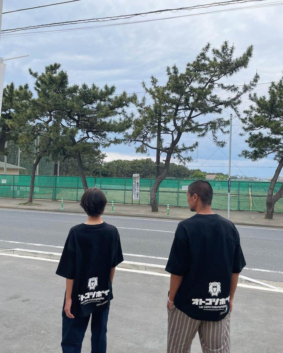 坪井慶介さんのインスタグラム写真 - (坪井慶介Instagram)「@wmonfutbol_official ✖︎ @due2_shonan  コラボTシャツ‼️ カッコ良く出来上がってます👍 バックプリントに #オトコツボイ も 入れて頂きました🌚🙏  撮影場所は @tuckshop_germer  次男の行きつけです😂 注文して、散歩して、戻ってきて、ランチ！！  最後2枚の写真のナッツに意味はありません🤙  あっ、Tシャツの問い合わせは WMON OFFICIAL SHOP の方へ☝️  #wmonfutbol  #モン  #duegeneralstoreshonan  #ドゥーエ  #コラボtシャツ  #コラボイ  #ムスコツボイ も #オトコツボイ  #オヤコツボイ  #ペアルック 嫌がらない😂 #モンツボイ  #チュウモンボイ  #サンポツボイ  #モドリボイ  #ランチボイ  #ナッツボイ」4月26日 20時51分 - keisuke_tsuboi0916