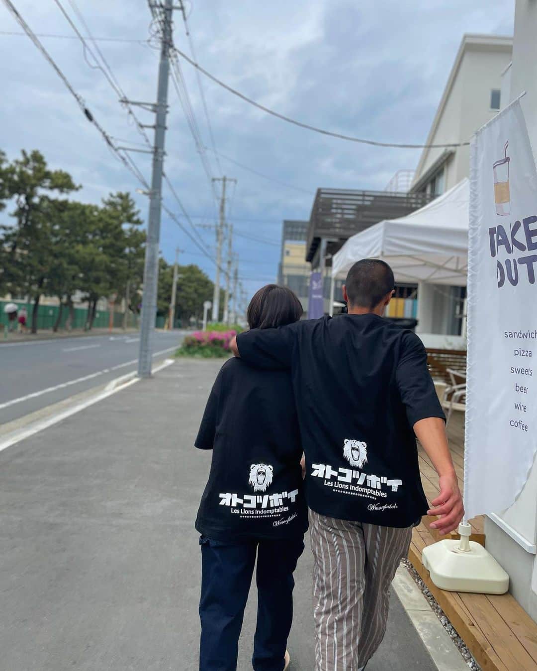 坪井慶介さんのインスタグラム写真 - (坪井慶介Instagram)「@wmonfutbol_official ✖︎ @due2_shonan  コラボTシャツ‼️ カッコ良く出来上がってます👍 バックプリントに #オトコツボイ も 入れて頂きました🌚🙏  撮影場所は @tuckshop_germer  次男の行きつけです😂 注文して、散歩して、戻ってきて、ランチ！！  最後2枚の写真のナッツに意味はありません🤙  あっ、Tシャツの問い合わせは WMON OFFICIAL SHOP の方へ☝️  #wmonfutbol  #モン  #duegeneralstoreshonan  #ドゥーエ  #コラボtシャツ  #コラボイ  #ムスコツボイ も #オトコツボイ  #オヤコツボイ  #ペアルック 嫌がらない😂 #モンツボイ  #チュウモンボイ  #サンポツボイ  #モドリボイ  #ランチボイ  #ナッツボイ」4月26日 20時51分 - keisuke_tsuboi0916