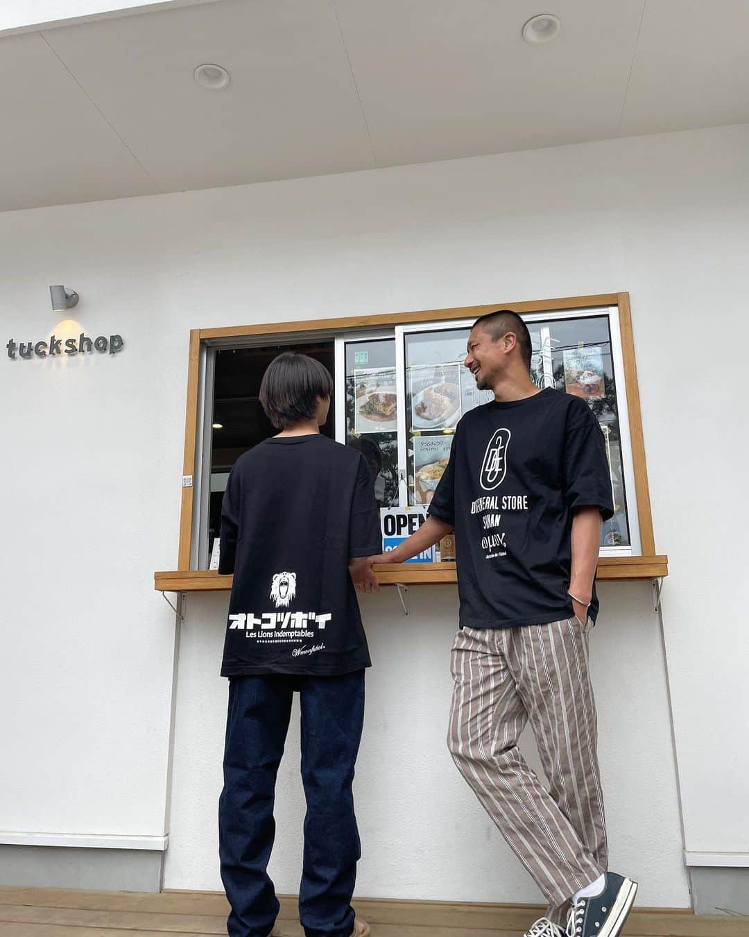 坪井慶介さんのインスタグラム写真 - (坪井慶介Instagram)「@wmonfutbol_official ✖︎ @due2_shonan  コラボTシャツ‼️ カッコ良く出来上がってます👍 バックプリントに #オトコツボイ も 入れて頂きました🌚🙏  撮影場所は @tuckshop_germer  次男の行きつけです😂 注文して、散歩して、戻ってきて、ランチ！！  最後2枚の写真のナッツに意味はありません🤙  あっ、Tシャツの問い合わせは WMON OFFICIAL SHOP の方へ☝️  #wmonfutbol  #モン  #duegeneralstoreshonan  #ドゥーエ  #コラボtシャツ  #コラボイ  #ムスコツボイ も #オトコツボイ  #オヤコツボイ  #ペアルック 嫌がらない😂 #モンツボイ  #チュウモンボイ  #サンポツボイ  #モドリボイ  #ランチボイ  #ナッツボイ」4月26日 20時51分 - keisuke_tsuboi0916