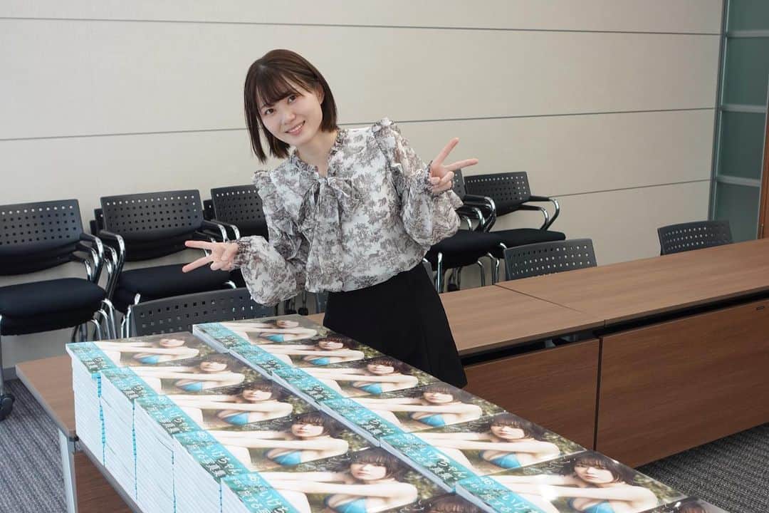 いけちゃんのインスタグラム：「1st写真集もう見た？🤍🫧」