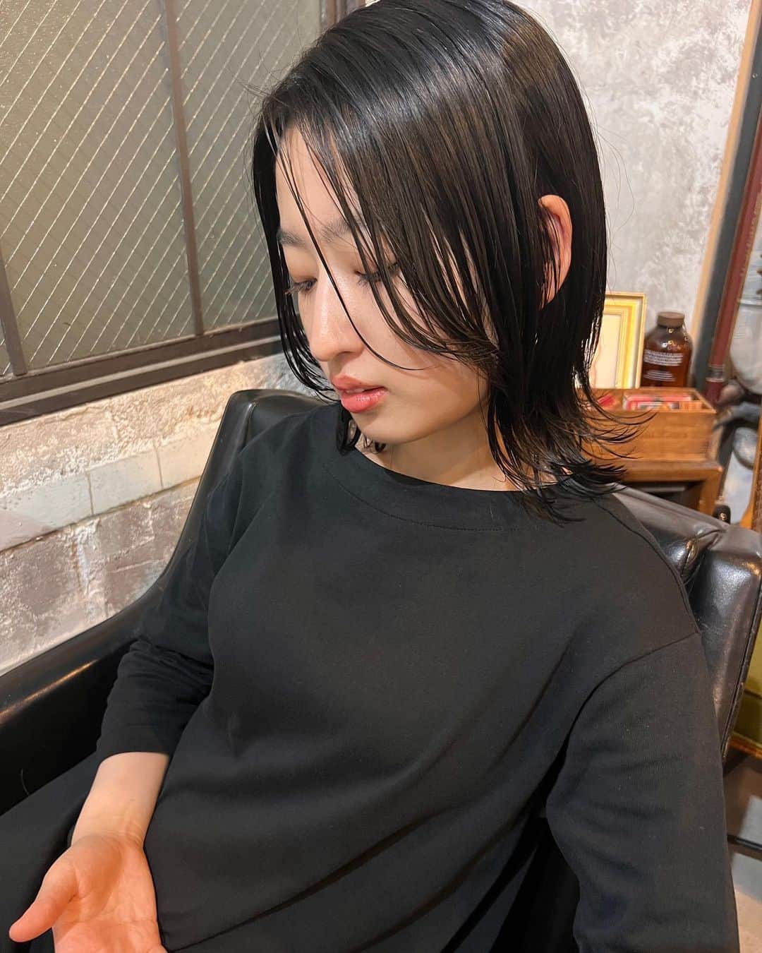 AO のインスタグラム：「髪の毛きれいにしてもらた💇🏻‍♀️ のばしてます〜 #黒髪#カット」