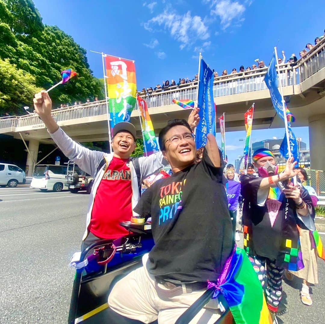 乙武洋匡さんのインスタグラム写真 - (乙武洋匡Instagram)「応援演説に明け暮れた一週間を終えて、待ちに待ったパレードへ🏳️‍🌈  性や年齢、人種などにとらわれず、誰もが自分らしくあれる場所。  大切な仲間たちとともに歩き、沿道の人々と笑顔で言葉を交わしました。  「#HappyPride!!」  #東京レインボープライド  #東京レインボープライド2023  #TRP #TRP2023 #TokyoRainbowPride #TokyoRainbowPride2023 #🏳️‍🌈 #🏳️‍🌈pride」4月26日 20時53分 - ototake_official