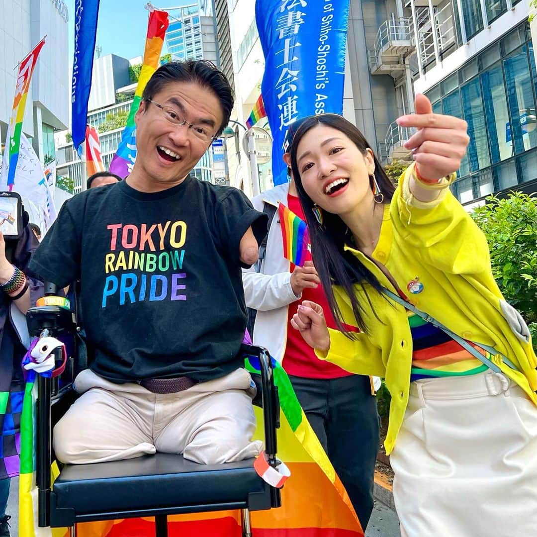 乙武洋匡さんのインスタグラム写真 - (乙武洋匡Instagram)「応援演説に明け暮れた一週間を終えて、待ちに待ったパレードへ🏳️‍🌈  性や年齢、人種などにとらわれず、誰もが自分らしくあれる場所。  大切な仲間たちとともに歩き、沿道の人々と笑顔で言葉を交わしました。  「#HappyPride!!」  #東京レインボープライド  #東京レインボープライド2023  #TRP #TRP2023 #TokyoRainbowPride #TokyoRainbowPride2023 #🏳️‍🌈 #🏳️‍🌈pride」4月26日 20時53分 - ototake_official