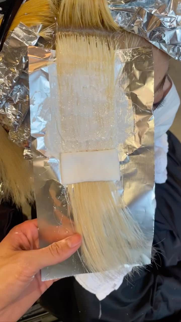 カワシリアツシのインスタグラム：「繊細なブリーチ施術⚡️ コットンやアルミ、ペーパーを使って ダメージを抑えてムラ補正😇」