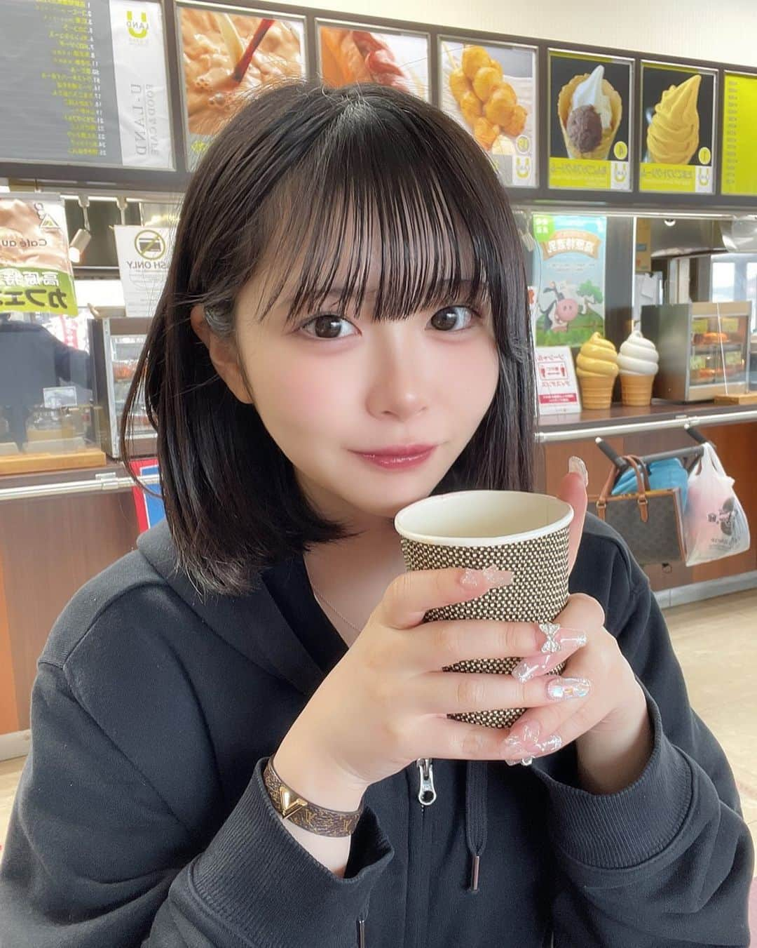 ゆめのインスタグラム：「寒すぎてカフェオレ飲んだ🫶🏻」