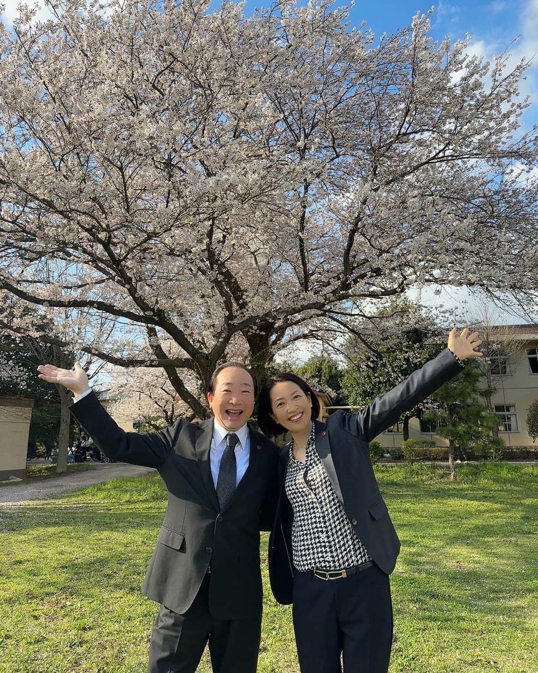 羽田美智子のインスタグラム：「今夜9時から 『特捜9』第4話放送です！  こんな桜が綺麗な時に撮影でした🌸  撮影は本当にいつもいつも楽しいのは 素敵な共演者とスタッフさんのおかげです❣️  是非見てくださいね♪  #特捜9」