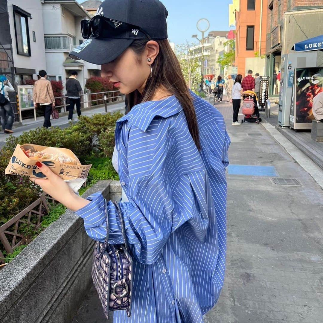 正本レイラさんのインスタグラム写真 - (正本レイラInstagram)「🧢🤍🕶 cap: @47  tops: @alexanderwangny  shirt: @zara  sandals: @charleskeithofficial  bag: @luar  sunglasses: @prada   #ootd #fashionstyle #style #tokyo」4月26日 21時07分 - leilaazjp