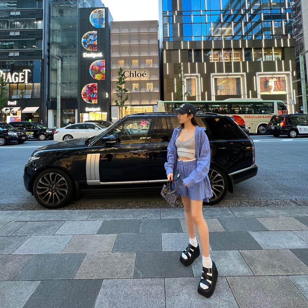 正本レイラのインスタグラム：「🧢🤍🕶 cap: @47  tops: @alexanderwangny  shirt: @zara  sandals: @charleskeithofficial  bag: @luar  sunglasses: @prada   #ootd #fashionstyle #style #tokyo」