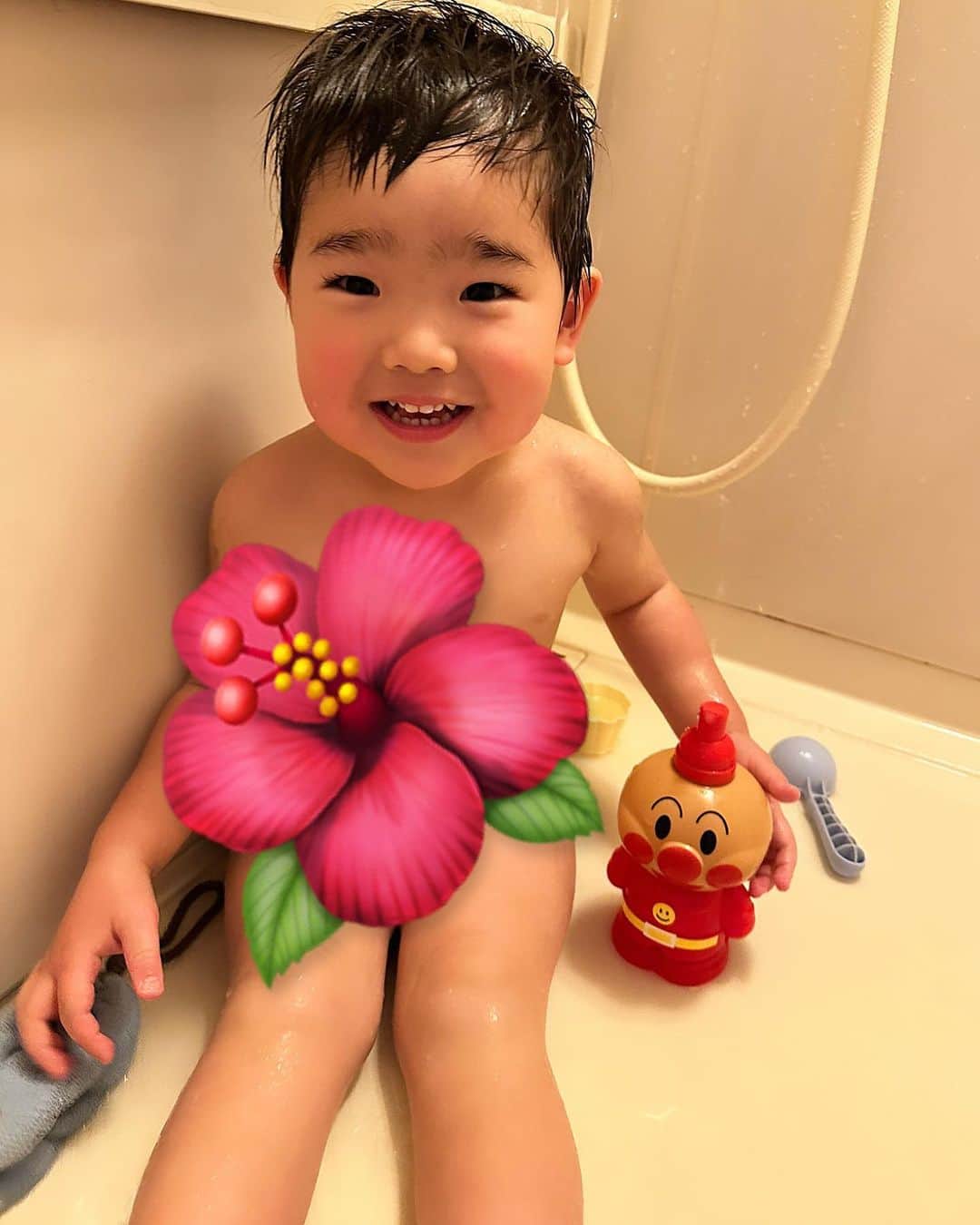 角田麻央さんのインスタグラム写真 - (角田麻央Instagram)「風呂の日🛁 親子そろって風呂好き💕💕💕 ファンの方から頂いた流行りのアヒル隊長も 仲間に加わりお風呂がさらに楽しく☺️🫧  4枚目は私のアホさ加減。。。苦笑 ロキソニンテープをしたまま日サロ で焼いてしまった結果でございます😂  そして @fleyja.goddess のパックが最高🌺 洗顔もスキンケアも全部ここの使ってるよ🤍  #アヒル隊長 #きき湯 #風呂の日 #男の子ママ #2歳10ヶ月 #数まで数えれるようになった最近」4月26日 20時59分 - maotsunoda888