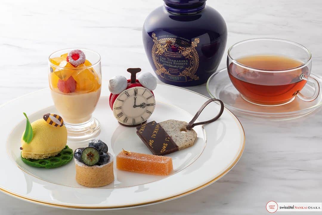 スイスホテル南海大阪さんのインスタグラム写真 - (スイスホテル南海大阪Instagram)「ディルマの茶葉をたっぷり使ったスイーツで、午後のひとときをより香しく。爽やかなアールグレイの味わいが加わったパンナコッタや緑茶のような爽やかさが特徴のダージリンをクリームにしたコロネなど、風味豊かなセイロンティーをお楽しみください。日本初上陸の最高級ライン「ティーメーカー・シリーズ」のティービュッフェは全16種類。お好みのフレーバーを見つけてませんか。 #スイスホテル南海大阪 #スイスホテル #快適に過ごす時 #アフタヌーンティー #ディルマ  Truly TEA-licious.  Chef Nakamura's medley of tea-infused sweet treats for the Dilmah Afternoon Tea features the Ceylon Blue Tartlet, Tapioca Darjeeling Cream Coronet and Earl Grey Panna Cotta with Passion Fruit Jelly. Pair it with a cup from The Teamaker's Private Reserve to complete your luxurious afternoon tea experience. #Swissotel #SwissotelOsaka #AfternoonTea #LiveItWellOsaka #Dilmah」4月26日 21時00分 - swissotelnankaiosaka_official
