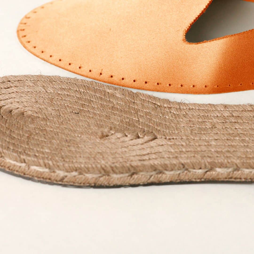 ペドロガルシアのインスタグラム：「We’ve used GOTS certified organic silk satin to create our latest range of sophisticated summer espadrilles, meaning they’re soft to the touch and kinder to the planet. Style: Dailin/ satin espadrille slipper in sunset satin. #pedrogarciashoes #madeinspain」