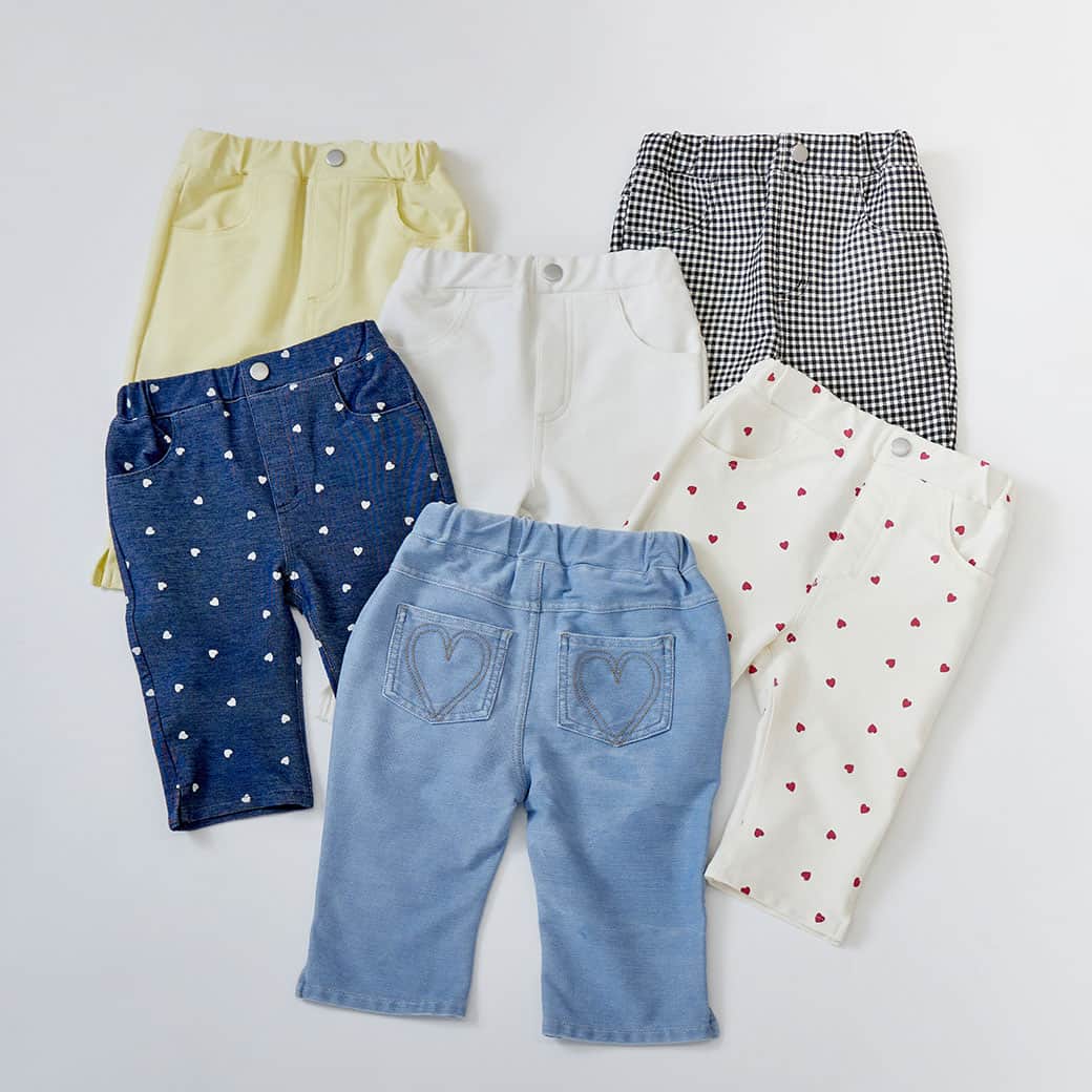 petit mainさんのインスタグラム写真 - (petit mainInstagram)「. 　 ▶︎ New Item 　 おすすめパンツのご紹介！ 　 プティマインの新作『カプリパンツ』は、ママパパの声から生まれたスマイルシリーズで、これから季節に嬉しい【接触冷感】の機能がついた、カプリ丈のパンツですよ！ 　 おすすめのポイントは💭 　 ✔️縦横に伸びて動きやすく、なめらかな生地で着心地が抜群！ ✔️シワになりにくく汚れが落ちやすいので、お手入れがとってもらくらく！ ✔️これからの季節に嬉しい【接触冷感】の機能付き！ 　 　 　 　 【スマイルシリーズ/接触冷感】 カプリパンツ 80-130㎝ 品番：9632111 価格：¥2,090（税込） ○ショップは4/27(木)以降順次発売予定・オンラインは入荷次第発売予定 ○カラーにより入荷状況が異なりますので、ご利用の店舗までご確認ください  　 他参考商品 　 girl：身長89㎝ / 着用90㎝ girl：身長102㎝ / 着用100㎝ 　 　 　 　 〈ご注意〉 ※写真はサンプルで撮影しています。色・デザインが多少が異なる場合がございます。あらかじめご了承ください。 ※入荷、在庫状況は店舗によって異なる場合がございます。ご利用の店舗までご確認ください。 ※ナルミヤオンラインでは入荷次第順次発売となります。 ※オンラインの入荷、在庫状況について詳しくはナルミヤオンラインまでご確認ください。 @narumiyaonline_official  　 #petitmain #プティマイン #プティキッズ #プティの新作 #ナルミヤオンライン #narumiyaonline #女の子ベビー #男の子ベビー #むすめふく #むすこーで #女の子コーデ #女の子ママ #男の子コーデ #男の子ママ #おうち時間 #子供のいる暮らし #赤ちゃんのいる暮らし #こどもと暮らす #子育てグラム #instafashion #kidscode #キッズコーデ #キッズファッション #キッズモデル #子供服 #子供服通販 #幼稚園準備 #リンクコーデ #お揃いコーデ」4月26日 21時00分 - petitmain_official