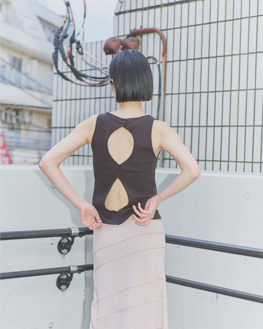 tiit tokyoのインスタグラム：「2023 spring summer collection teleco tank / brown drawst mellow skirt / pinkbeige  model: @tsugumiyyy_  photography: @miyu.takaki hair&makeup: @eriko_yamaguchi_  #tiittokyo」