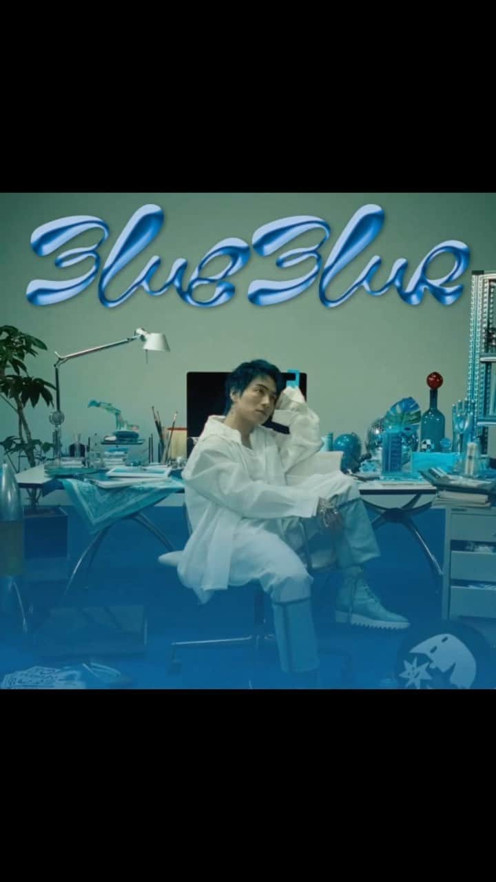 SIRUPのインスタグラム：「遂にNew EP 「BLUE BLUR」がリリースされました。  本当にみんなありがとう！！！  混沌の波が渦巻くこの世界で、 絶望やネガティブな感情から逃げ回ることは出来ない。 ならば前に進むために向き合って、距離を持ったり、手懐けたりしながら、問題を諦めずに踊るように生きたい。 そんなことを考えながら作った「ポジティブな絶望」とゆう様々な「青い感情」を持った6曲入りのEP  これを聞いて共に現実を一緒に前に進むためのエネルギーにしてほしいなと思う！  それが「BLUE BLUR」💙  M1 : スピード上げて (Prod. Chaki Zulu) Music : SIRUP, Chaki Zulu @yentowntokyo Lyrics : SIRUP Sound Produced by Chaki Zulu  M2 : BE THE GROOVE (Prod. Mori Zentaro) Music : SIRUP, Mori Zentaro @mori_zentaro Lyrics : SIRUP Bass : Funky (Soulflex) @funky_soulflex Sound Produced by Mori Zentaro  M3: FINE LINE feat. Skaai (Prod. uin) Music : SIRUP, Skaai @skaai_theprof , uin @uinjp Lyrics : SIRUP, Skaai Sound Produced by uin  【Music】 Recording Engineers:  Hiraku Someno *M1,2,4,5 @hirasome Kohei Nakatake *M3,6 @kohei_nakatake  Mixing Engineers:  Hiraku Someno *M2,5  Chaki Zulu *M1,4  D.O.I *M6 @doiidp SHIMI from BUZZER BEATS (D.O.C. / New World Productions Inc.) *M3 @shimi_bb  Mastering Engineer:  Joe LaPorta (Sterling Sound) @jlaportamasters  English Lyrics & Pronunciation Supervision: Daniel Takeda @daniel_takedaa  【Movie】 Director, Editor : Masaki Watanabe (maxilla) @masakebab Cinematographer : Ryosuke Sato @ryosukesato98 Camera Assistant : Yichikawa Wang (maxilla)  【Artwork】 Art Director, Designer : Masaki Watanabe (maxilla) Photographer : Mitsuo Okamoto @mitsuo_okamoto Lighting Director : Masanori Abe Lighting Assistant：Toshiyuki Ryu, Takehiro Yasumoto Stylist : TEPPEI @stylist_teppei Hair : TAKAI @rr_takai_ Set Designer：Emi Kaneko @emi.kaneko_ Set Designer Assistant：Chisato Arikawa, Ayano Yoshizawa Producer : Seiya Suzuki (maxilla) @seiya02_23 Project Manager : Moe Niitsu (maxilla) @korokoromoe Production Assistant : Rise Haneda (maxilla)  #SIRUP #ブルブラEP #BLUEBLUREP」