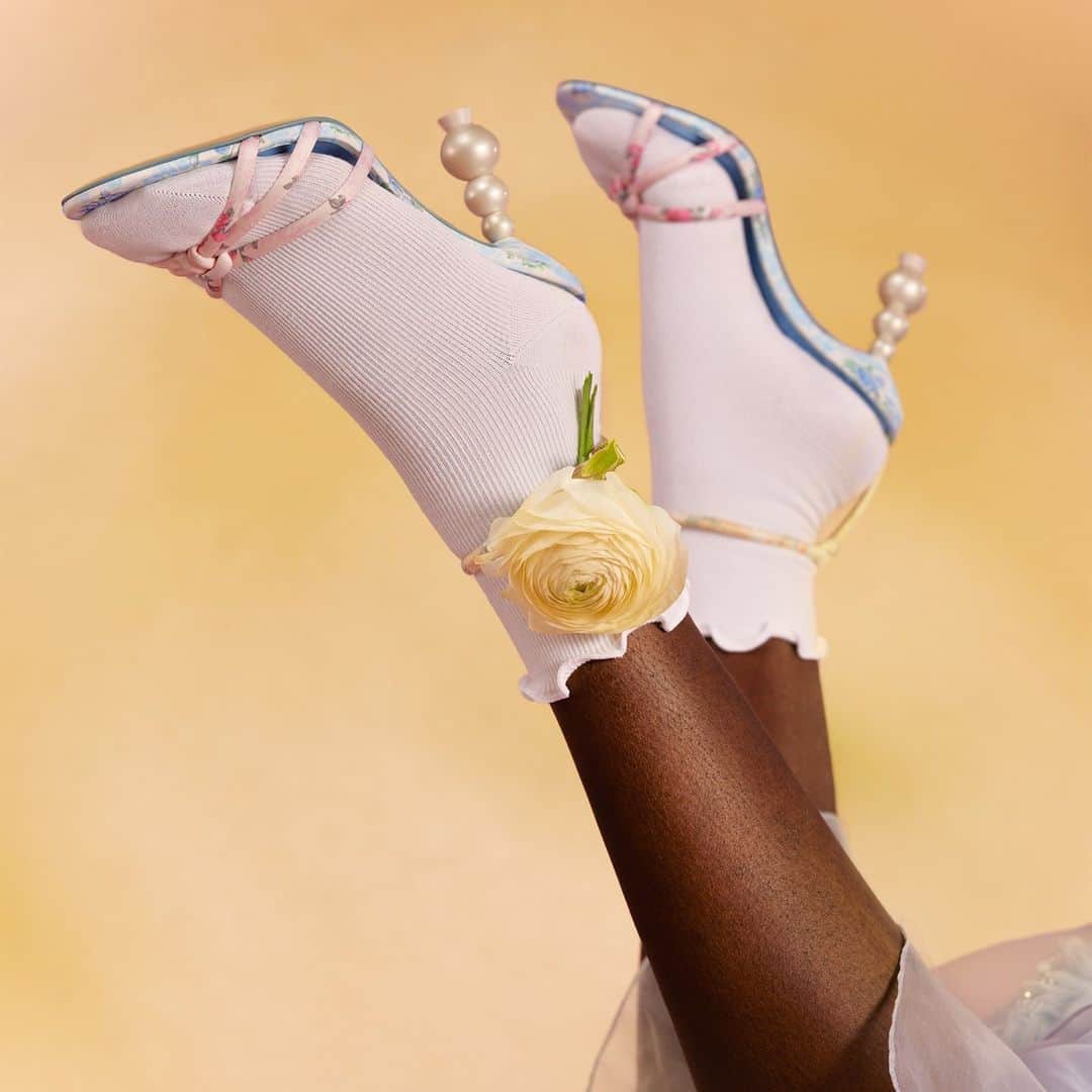 SOPHIA WEBSTERのインスタグラム：「Fall head over heels for our new flirty and fanciful 'Pearla' mid sandals 🌼💗  Creative Lead/Styling - @leithclark Photography - @efi_gousi Nails - @nailedbysg Hair - @maaritniemela_hair_ Models - @shani_ross7 / @freyahaworth  Dress- @loveshackfancy   #SophiaWebster #SophiaWebsterXLoveShackFancy #LoveShackFancy」