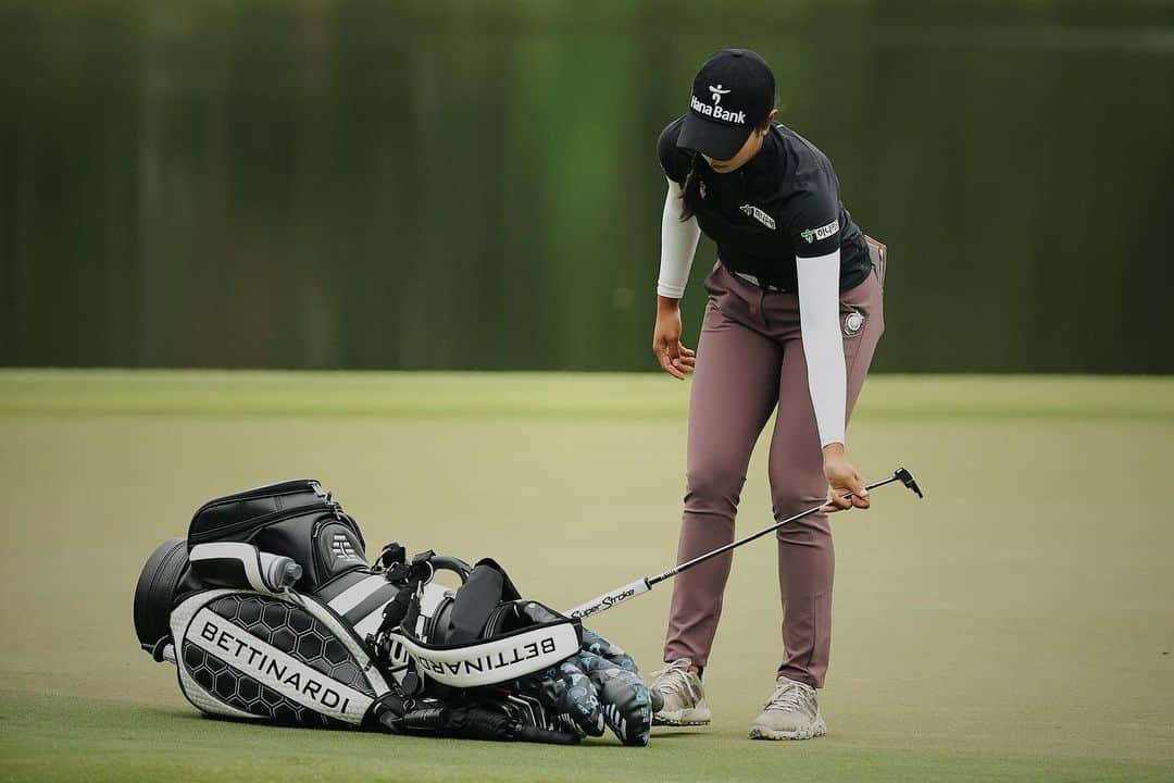 パティ・タバタナキトのインスタグラム：「The @chevronchampionship is one of my favorite weeks of the year.  Huge thank you to Chevron, and to all of the sponsors, volunteers, and staff who helped make this event possible - especially the grounds crew, who made sure we could play even with all the rain 😇   Looking forward to being back in LA next week, and continuing to build momentum 💙💛 #pattygolf @chrismaysongolf @lynnpia54 @physio4golf @raflewski @drbmclaughlin @jdhamo70 @jonochafe @wmesports」