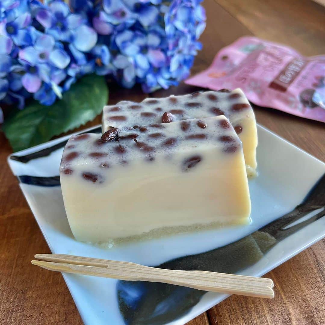 のインスタグラム：「こんばんは🌙  本日は有機ほの甘あずきを使って豆乳ようかんを作りました✨  有機ほの甘あずきはお菓子作りにも とっても使いやすい👍🫘  ほんのり甘い味付けだから、ベースの味を邪魔せずあずき部分だけ食べてもおいしい😋  そのままでももちろん美味しい有機ほの甘あずきですが、お菓子作りにも活躍してくれて優秀ですね✨  GWに手作りおやつはいかがですか？🫶  #だいずデイズ #daizudays  #オーガニック　#ソイプロテイン　#植物性たんぱく質　#ようかん #豆乳レシピ」