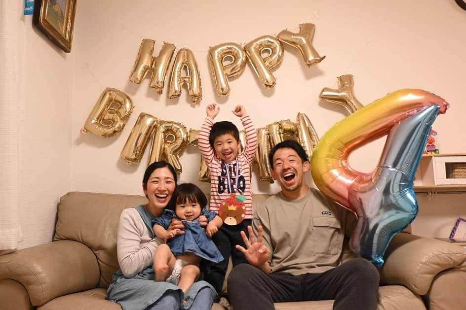 村田毅さんのインスタグラム写真 - (村田毅Instagram)「Happy 4th Birthday 🎉 もう4歳だなんて、、 我が家のムードメーカーよ、いつも幸せな時間をありがとう✨  #４歳 #誕生日 #うんち踏ん張り #自転車デビュー #チャンピオンシップ」4月26日 21時02分 - tsuyoshimurata1215