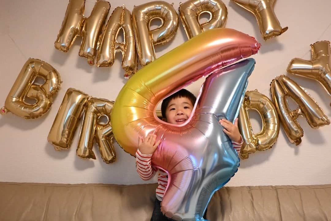 村田毅さんのインスタグラム写真 - (村田毅Instagram)「Happy 4th Birthday 🎉 もう4歳だなんて、、 我が家のムードメーカーよ、いつも幸せな時間をありがとう✨  #４歳 #誕生日 #うんち踏ん張り #自転車デビュー #チャンピオンシップ」4月26日 21時02分 - tsuyoshimurata1215