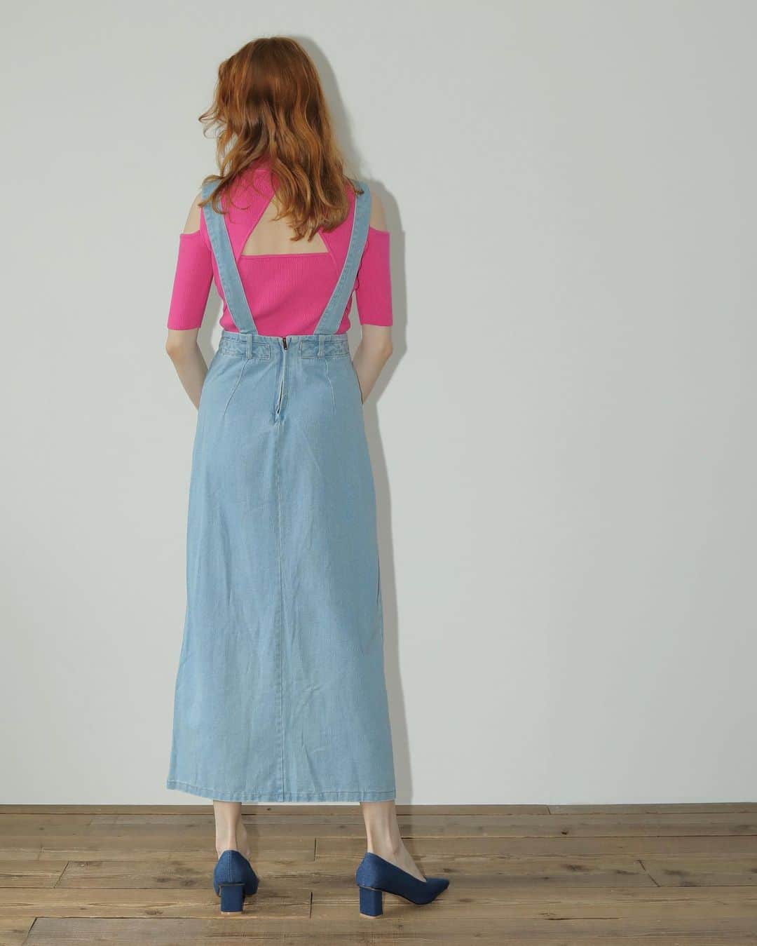 AMAILさんのインスタグラム写真 - (AMAILInstagram)「#comingsoon 4/28(金)お昼12:00〜販売スタート   Denim slit dress ￥15,400 color: BLU size: FREE  ビンテージライクな風合いが、 今季のトレンドアイテムとして 注目を集めているデニムワンピース。 Ｉラインシルエットは、 女性らしい曲線美を引き出しながらも、 スッキリとした印象を与えてくれ、 さらにフロントに施されたスリットが、 ヌケ感を与えてくれます。  シンプルなトップスや Tシャツと合わせるだけで、 カジュアルでおしゃれなコーディネートが完成します。 足元にはスニーカーやサンダルを合わせて、 こなれ感を演出することができます。  #AMAIL #アマイル #デニムオーバーオール」4月26日 21時02分 - amail_official
