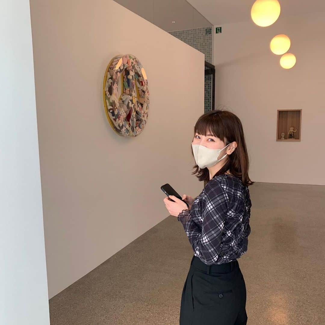 西野実見のインスタグラム：「🖼✨ またリピしたい那須の美術館🤍  開放的でとっても落ち着く静かな空間...🌿🫧  ポップで優しい色合いがすてきで どの展示も見入ってた🪄  ゆっくりみることができて心が豊かになれた日、  #nsyard #エヌズヤード #奈良美智 #那須観光 #那須旅行 #美術館巡り」