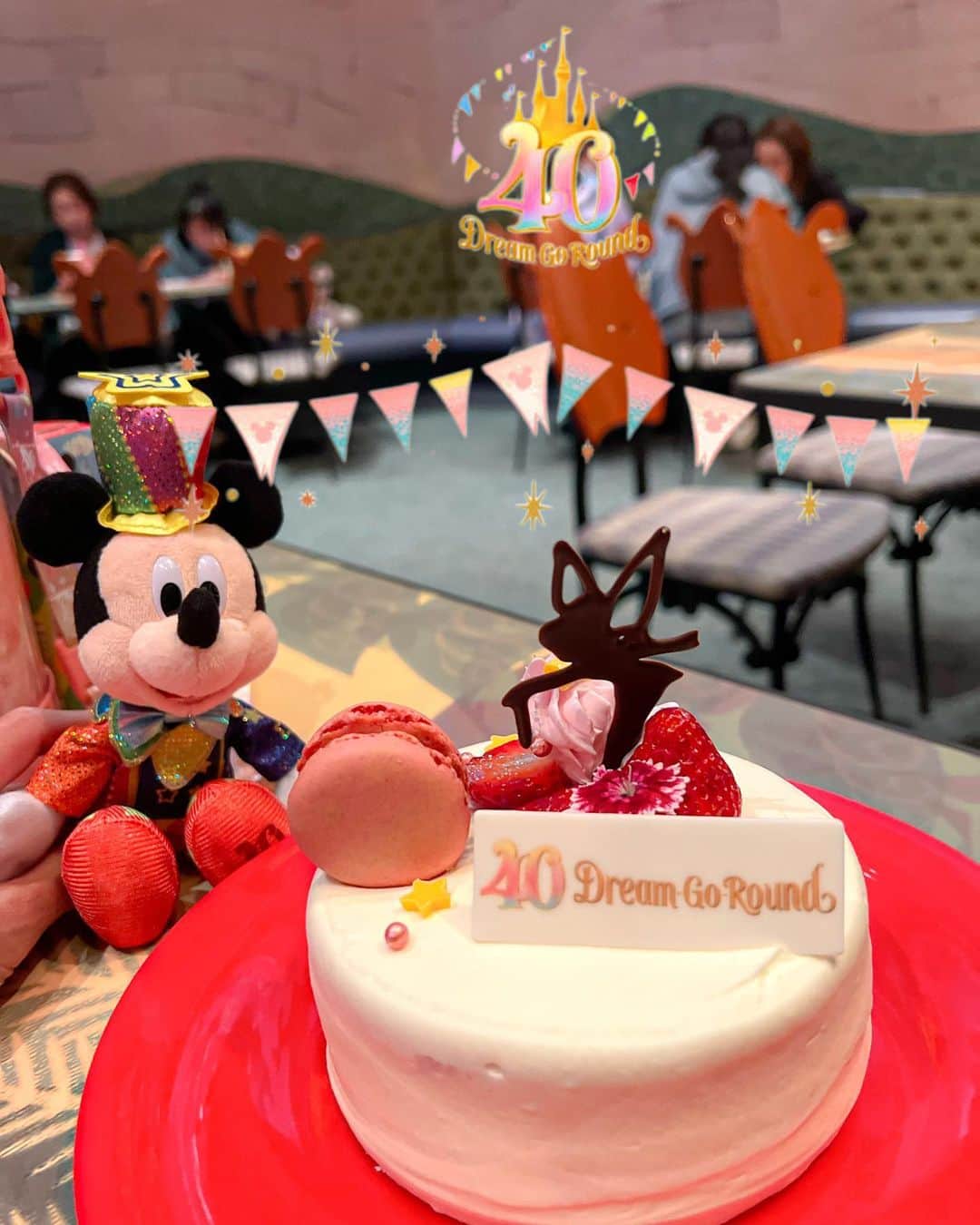 倉岡生夏のインスタグラム：「🌈40周年グルメ🌈 ・ アリスレストランで40周年ホールケーキ🎂 浮き輪マン、40周年ポップコーンケース新しい味もおいしかった♡ みっきーのチョコケーキも♡ ・ 食べ歩きたのしかった😘 ・ ・ ・ ・ #ディズニーグルメ #ディズニー食べ歩き #ディズニー40周年 #ディズニー40周年グッズ #ディズニーランド #シンデレラ城 #ディズニー風景 #ディズニー写真部 #ディズニーカチューシャ #ディズニー好きと繋がりたい #レインボー #ディズニー好きな人と繋がりたい #ディズニー好きママ #ディズニーグッズ #ディズニーフォト #40周年 #ディズニーランドコーデ #tokyodisneyland #japantravel #japanesegirl #disney」