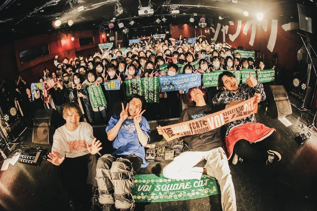 VOI SQUARE CATのインスタグラム：「2023.4.25 下北沢シャングリラ VOI SQUARE CAT presents.｢DESTINATION｣  #セトリ 1.フルボリューム 2.DIVE 3.有名人になりたくて 4.絶対宣言 5.冷炎 6.LABZ 7.軌跡 8.タイムカプセル 9.ネコカブリダンス 10.ネコカブリダンス 11.Reality 12.偽善者 13.Jump!Jump! 14.bravery 15.共に 16.ヒカリ 17.さよなら en.1 アネモネ en.2 Re start  photo by @mnmy_0073   #voisquarecat #ぼいすく#バンド #音楽 #ベース #ベースボーカル #ロック #ロックバンド #ライブバンド #ライブ #音楽 #music #rock #下北沢 #下北沢シャングリラ #ライブ写真 #邦ロック #ぼい勢」