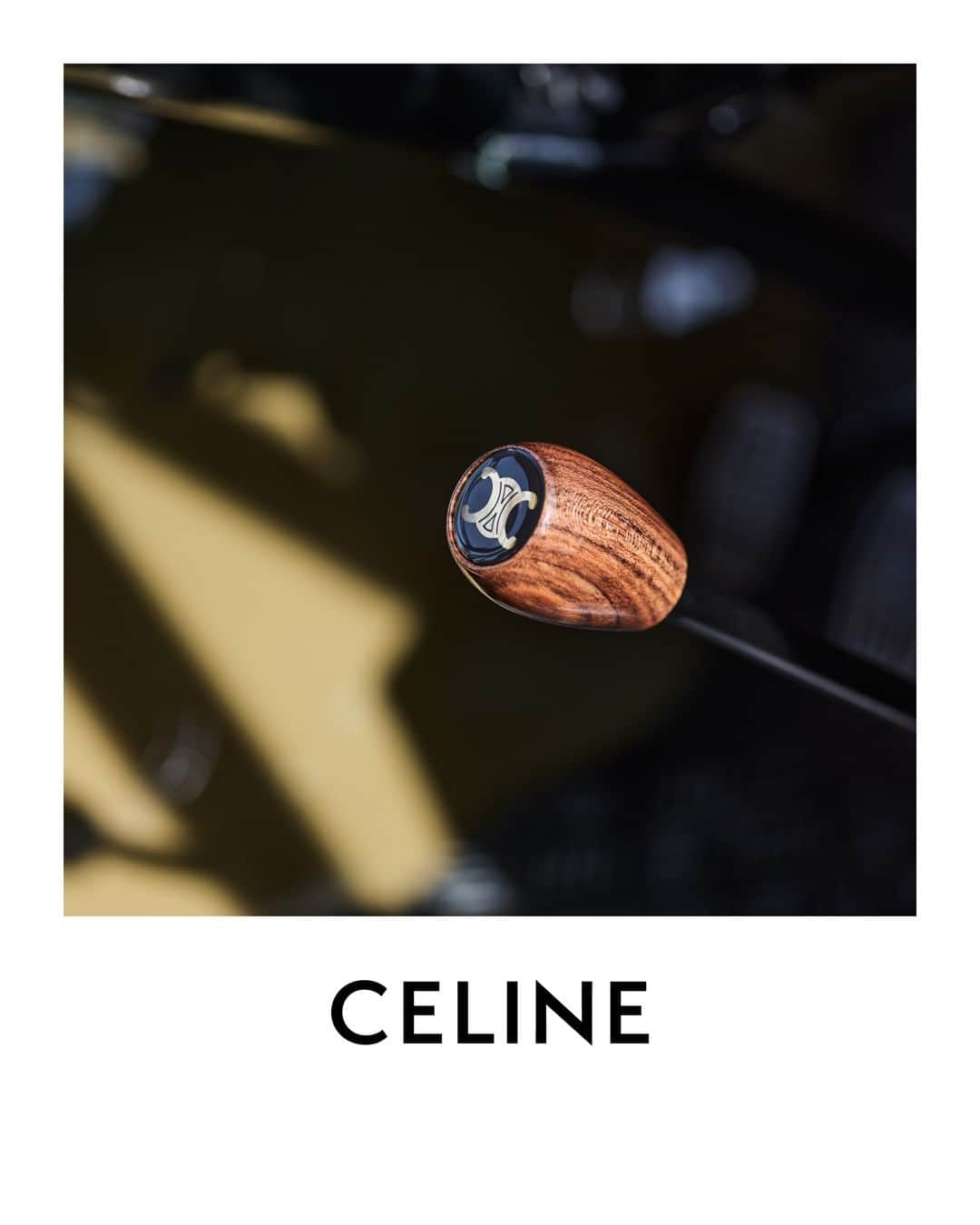 Celineさんのインスタグラム写真 - (CelineInstagram)「LA COLLECTION DE SAINT-TROPEZ CELINE PRINTEMPS-ETÉ 2023  SAINT-TROPEZ AND HEDI SLIMANE’S FRENCH RIVIERA CYCLE.  UPON ARRIVING AT CELINE IN 2018, HEDI SLIMANE LEFT CALIFORNIA WHERE HE LIVED FOR 10 YEARS AND SETTLED IN SAINT-TROPEZ.   LA COLLECTION DE SAINT TROPEZ CAMPAIGN WAS SHOT ALONG THE FRENCH RIVIERA COASTLINE. FOR THIS OCCASION, CELINE CUSTOMIZED A VINTAGE MINI MOKE VEHICLE. THE SMALL SUMMER BEACH CONVERTIBLE CAR ORIGINALLY DESIGNED FOR MILITARY PURPOSES, FIRST APPEARED IN 1964 AND QUICKLY BECAME A SYMBOL OF FREEDOM AND PLEASURE IN MANY SEASIDE TOWNS, ESPECIALLY IN SAINT-TROPEZ WHERE THE CAR WAS FAMOUSLY DRIVEN BY FRENCH ACTRESS AND MYTH BRIGITTE BARDOT.   FOR THIS SPECIAL PROJECT, THE CAR HAS BEEN CUSTOMIZED WITH A TRIOMPHE WOODEN STEERING WHEEL, A TRIOMPHE CANVAS HOOD AND DASHBOARD FEATURING TAN LEATHER ELEMENTS, WICKER SEATS AND SPARE WHEEL PROTECTION. A GOLDEN TRIOMPHE SIGNATURE APPEARS ON THE WHEELS AND GEAR SHIFT.  @MOKE INTERNATIONAL  @HEDISLIMANE PHOTOGRAPHY SAINT-TROPEZ OCTOBER 2022  #CELINEBYHEDISLIMANE」4月26日 21時14分 - celine