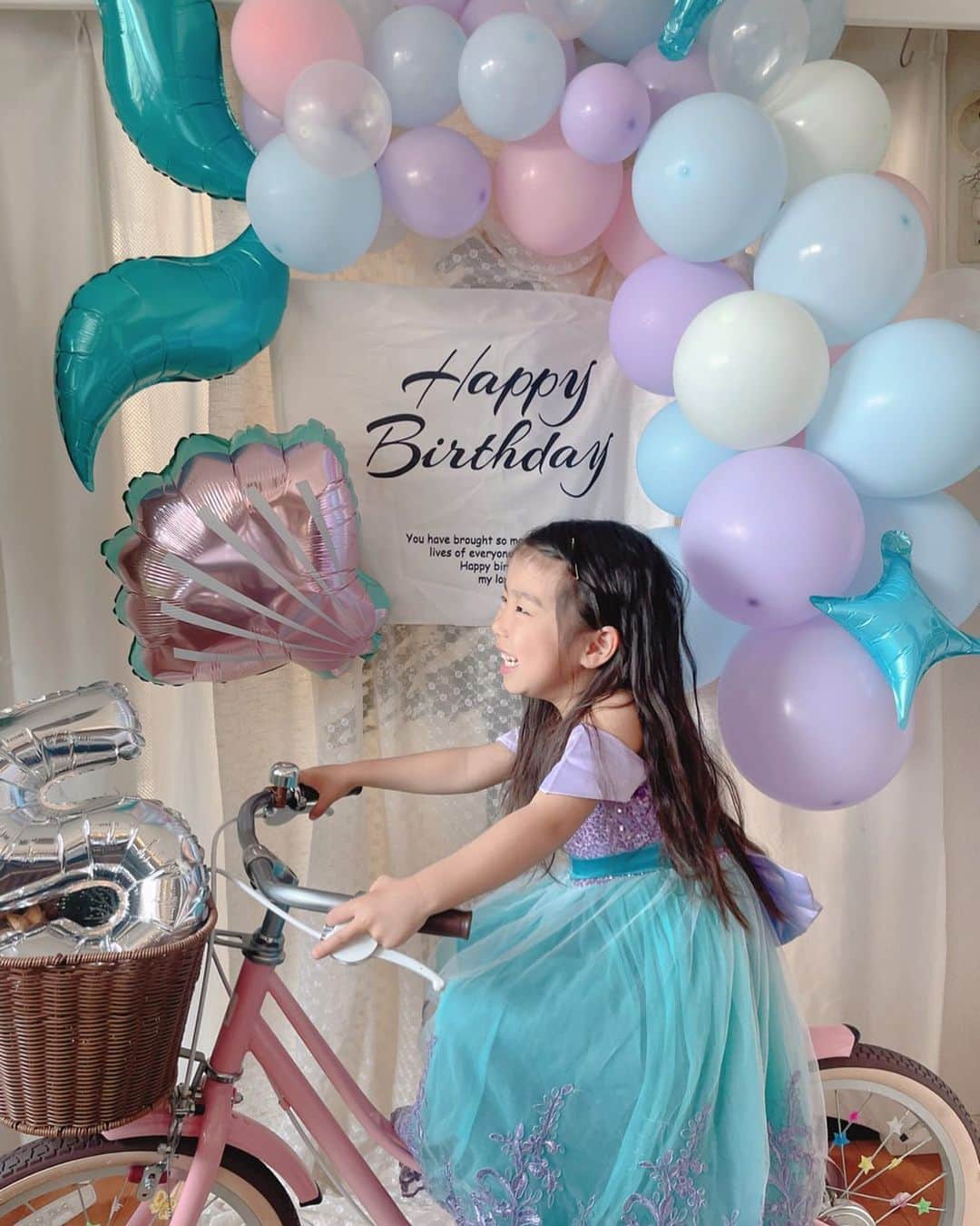 木村まこさんのインスタグラム写真 - (木村まこInstagram)「今日は娘里奏の5歳の誕生日🪸🧜‍♀️🪸 それと私自身が母親になった5年の記念日。  プレゼントは自転車〜.ᐟ.ᐟ 最近の里奏はジャズダンスにどハマり中ˎˊ˗ 女子力高めガールでだいぶ口も達者☺️ 大きな病気もなく育ってくれて本当にありがとう。 新しい幼稚園での生活も楽しめてるみたいだし一安心☺️ またこの1年の成長が楽しみでしかないよ🫶🏻 無限の可能性に母がワクワクしてる😊  お祝いコメントまってまーす🫶🏻🫶🏻w  #5歳誕生日 #5歳誕生日プレゼント  ✎𓂃ここからはつらつら  「え？イリュージョンみたい。この子入ってた子ですか？」(無痛出産じゃない) と第一子を産んだときの第一声とは思えぬリアクションをとってしまったお産から早5年。  まぁ〜私にとって濃い5年やった。 よく元気に成長してくれたよ‼︎ 里奏が成長した分くらい私も何か成長できたんだろかって毎日のように思ってたけど…私はそんな成長してなくて。 けど確実に子どもたちに成長はさせられてるのは感じてます。えぇ。頑張ります母も。  本当に子どもって可能性が無限大すぎて これからいろんなことにも挑戦してほしいし、興味も持って欲しいし、好きなこと見つけて欲しい。 やりたい！てことはできるだけ全部させてるんだけど、最近ジャズダンスが好きでレッスンが毎回楽しみらしい。いい事◎ 小さな成功体験をたくさん積んでどんどん自信つけて欲しい‼︎  私はね、お察しの通り最近インスタで見るような怒らない育児とかでもないし、バリバリ丁寧な育児ではない🙂 子育て論とか語るのは苦手やからあんまり語らないし、私自身そんときそんときで気分も変わるし笑 どれが正解！とかなくて料理のスパイスみたいにそのときの状況でいろんな選択があるやろしなぁと。 ただ1つだけ変わんないのは子育てのゴールは自立だと思ってて、しっかりと自分で人生切り開いてってほしいしと思ってる。 私たち親は自立までのフォローを全力でするだけ。(最終的に私が子どもから自立できるか問題が出てくるのもなんとなく見えてる笑) まぁ全く頼るな！完全に自立しろ。じゃなくて頼らなくても幸せになれるように自立をちゃんとしてほしいってこと。  こんな子になって欲しいとか、この職業がいいなとかあってもさ、そんなことよりもとにかく豊かな楽しい人生にして欲しいなぁ〜。  て思ってるのによ！ 去年あたりから里奏にはよく怒ってしまう🥲 (楽しい人生どころやないやないか) 最近は少〜しずつ解消できてはいるものの、、 原因はわかってて、めちゃめちゃ対等にいすぎてるのと期待しすぎちゃってる。(できるやろ。みたいな) 途中で「あ、まだ4歳やった。」みたいになる。完全に私がダメなのよねぇ🤦🏻‍♀️  怒ろうがなんだろうが里奏は「ママ大好き」だし「ママじゃないと嫌」なのよ〜。 こんな母親なのにさ、どんな状況であっても無性の愛をくれてるのは娘の方。 見習わないかんところばかり。  母親5年。私がまだまだ頑張らんとです。 そんなこんなで毎日子育て奮闘しておりまーす🙋🏻‍♀️もちろん楽しいで〜すˎˊ˗ てなかんじです。 インスタのお友達さんこれからもよろしくでーす♪  #私の子育て記録」4月26日 21時14分 - maco_kimura