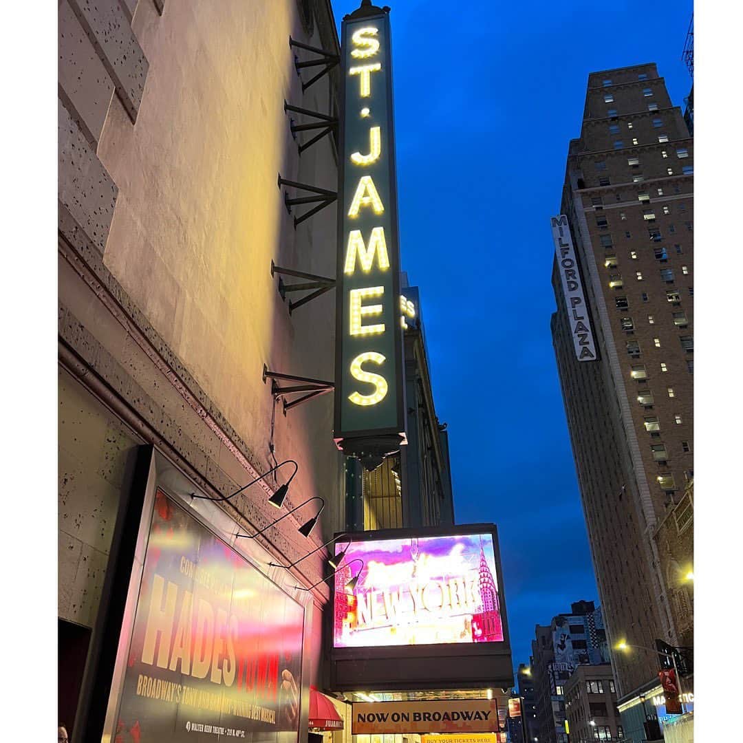 望海風斗さんのインスタグラム写真 - (望海風斗Instagram)「🗽 #NY #Broadway ⁡ 『Kimberly Akimbo』 16歳の少女役を63歳のVictoria Clarkさんが演じてるのです‼︎その理由は是非あらすじなどを読んでみてください。悲しい物語になりそうなところ、沢山笑い、あと味スッキリでした✨全キャスト素晴らしかった🥹 ⁡ 『& Juliet』 これはもう！BSBファンには堪らないジュークボックスミュージカルでした！ちょっと前のアメリカンポップス曲が次から次へと、しかも良いタイミングで出てくるから、客席は大盛り上がりでした！ ⁡ 『NEW YORK, NEW YORK』 プレビューを観たのでこれから変更もあるのかもしれませんが…足から鳥肌🤩 Susan stromanさんの演出と振り付けやとても素敵でした✨ ⁡ 『MJ』 ジャクソン5時代のマイケル〜大人のマイケルまで…テレビでしか観たことのないマイケルジャクソンのパフォーマンスを実際に体感出来たような感動を味わいました‼︎ ドリームガールズ後に観たので、モータウンの頃だったり時代背景がわかって良かったです！ ⁡ 『Sweeney Todd』 Josh Grobanさんのパフォーマンスを初めて生で見ることが出来ました✨ Annaleigh AshfordさんのMrs.Lovettが可愛くて面白かった😍 ソンドハイムの難曲たち…聴いてても難しいのに心を奪われるのは何故なのでしょうか✨ ⁡ ⁡ 以上、観劇日記でした📔 ⁡ 感想を言葉にするのが難しい🤨 全部で7作品観ましたが、もっと色々観たかったなぁ🙂  #playbill」4月26日 21時11分 - nozomifuto_official